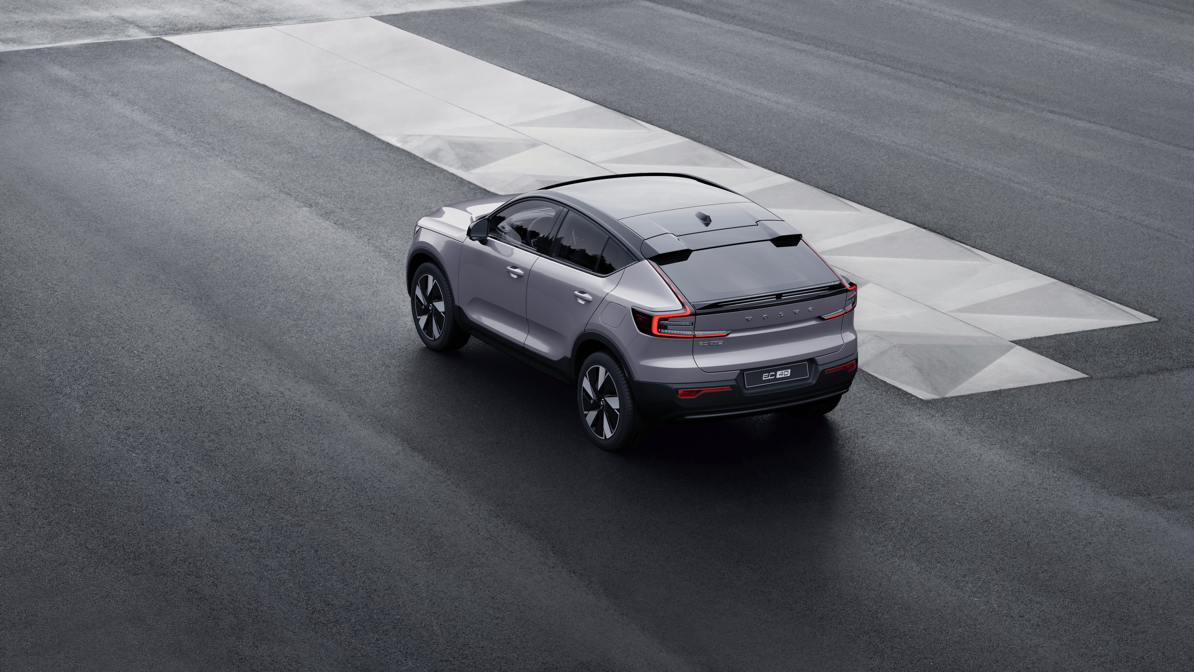 Volvo-bil bagi trekvartbillede parkeret mod en betonvæg på en bygadebaggrund.