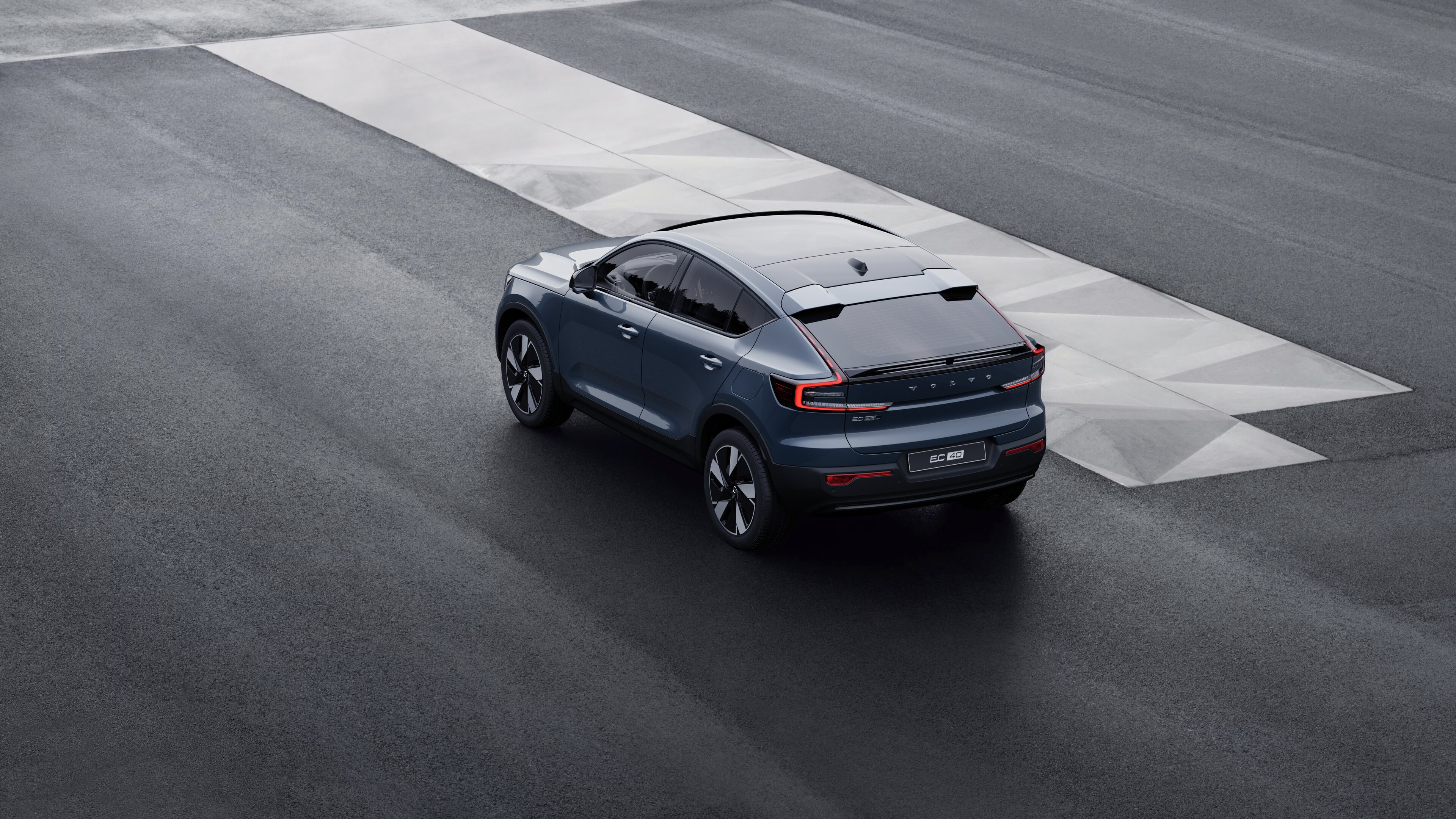 Arxa üç dörddəlik baxışda Volvo avtomobili şəhər küçəsi fonunda beton divara qarşı dayanmışdı.