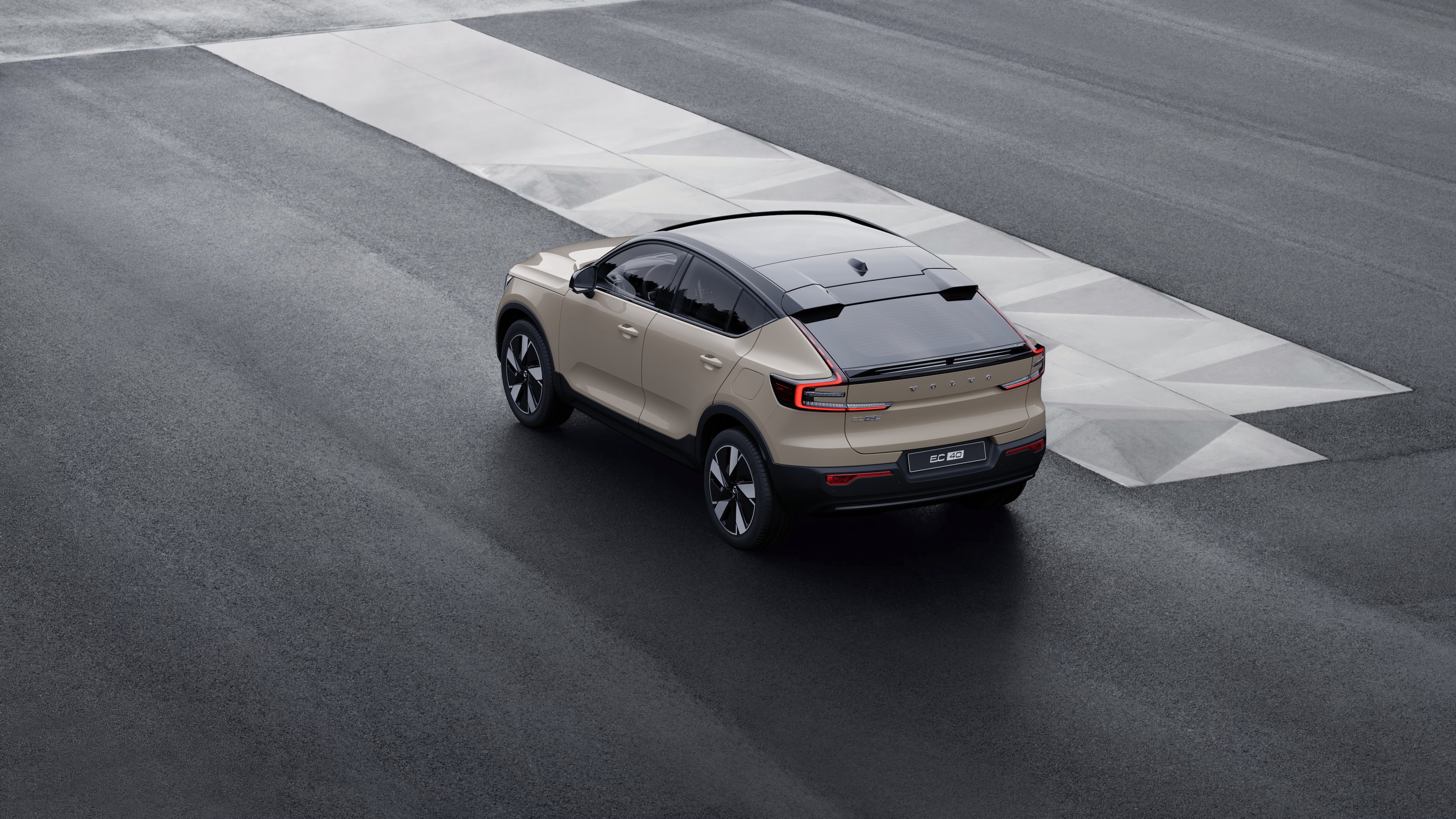 Volvo-bil bagi trekvartbillede parkeret mod en betonvæg på en bygadebaggrund.