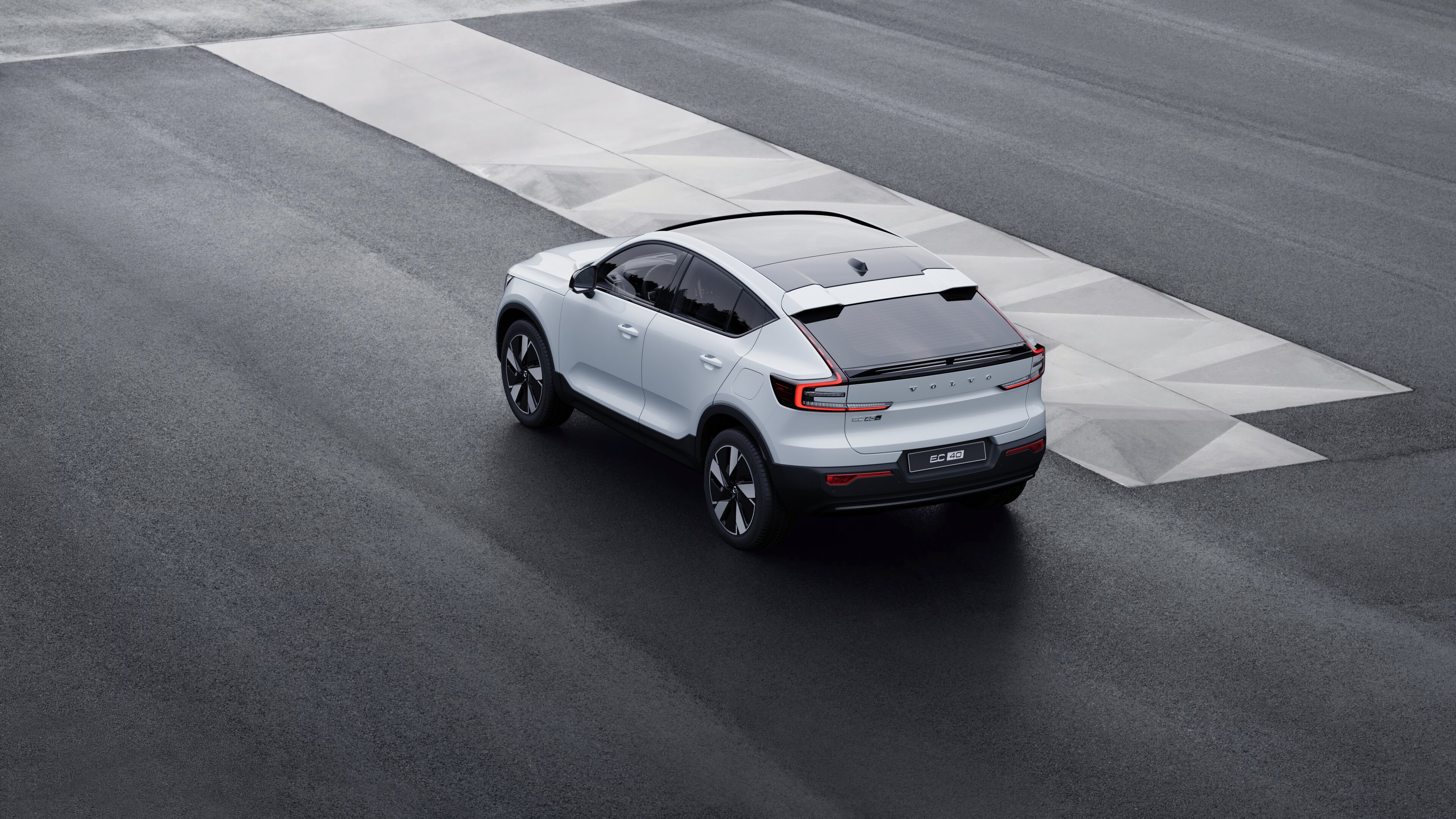 Arxa üç dörddəlik baxışda Volvo avtomobili şəhər küçəsi fonunda beton divara qarşı dayanmışdı.