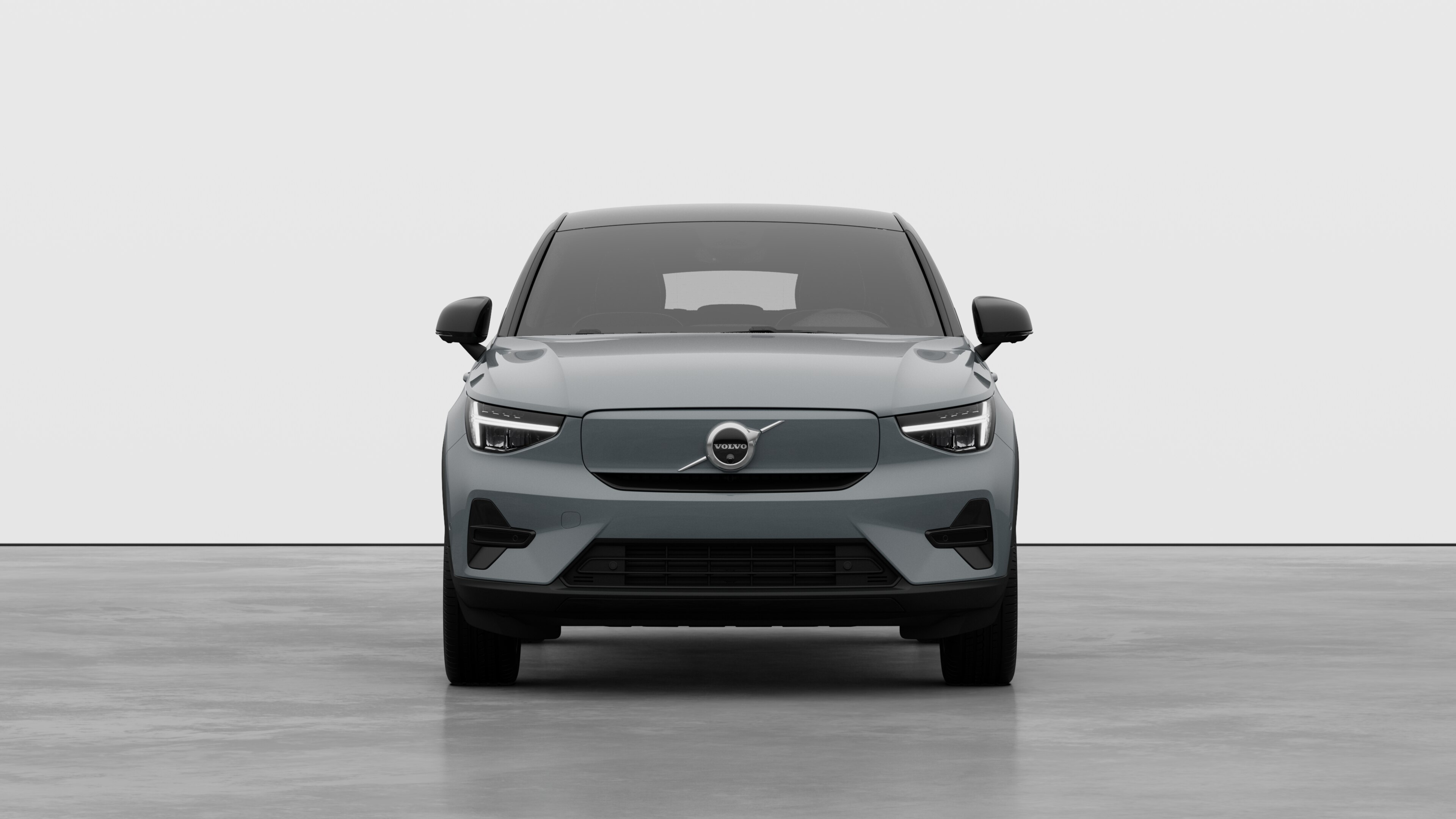 Vue avant d’une Volvo sur un fond de studio uni.