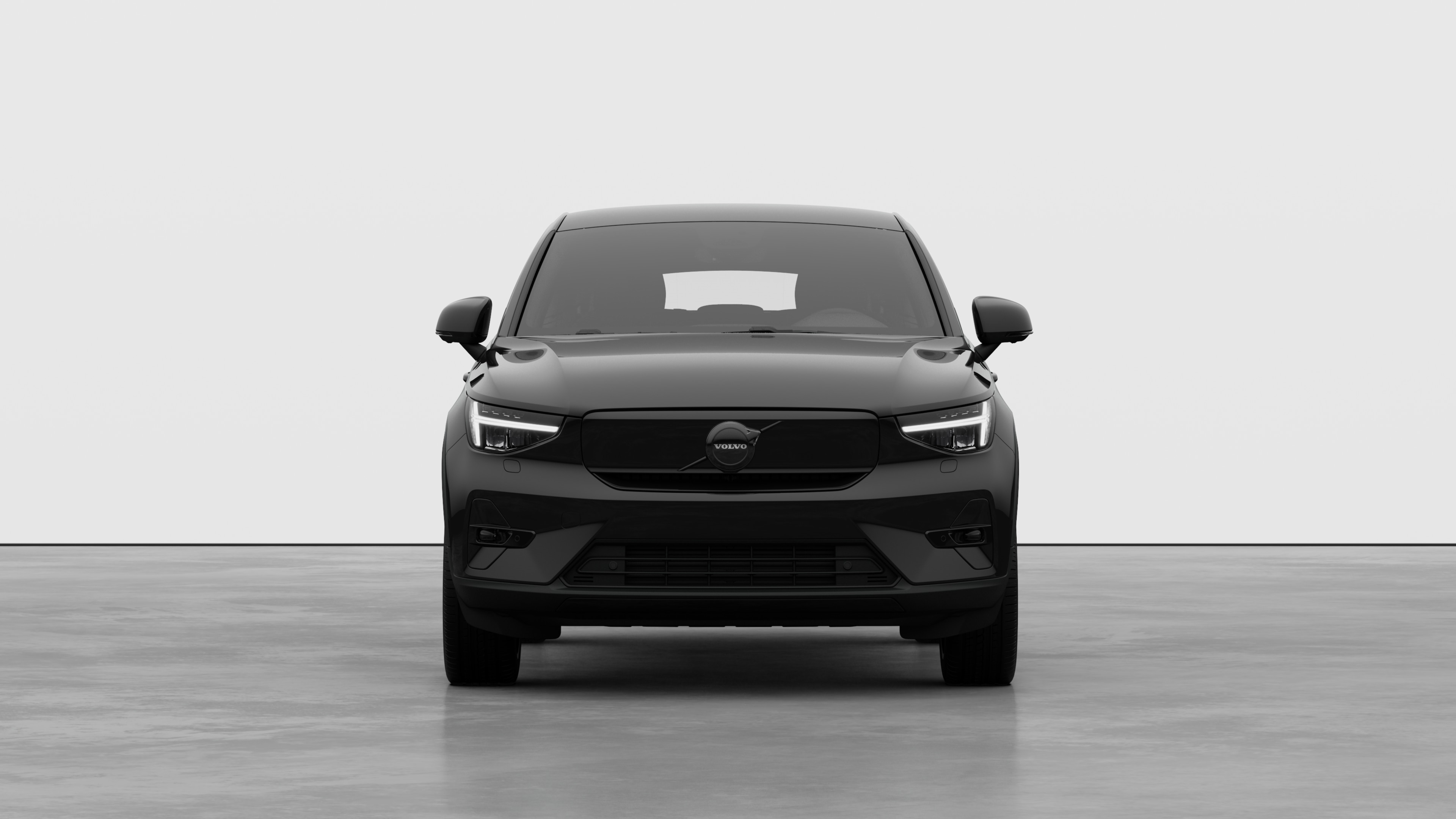 Vy framifrån av en Volvobil i en vanlig studiobakgrund.