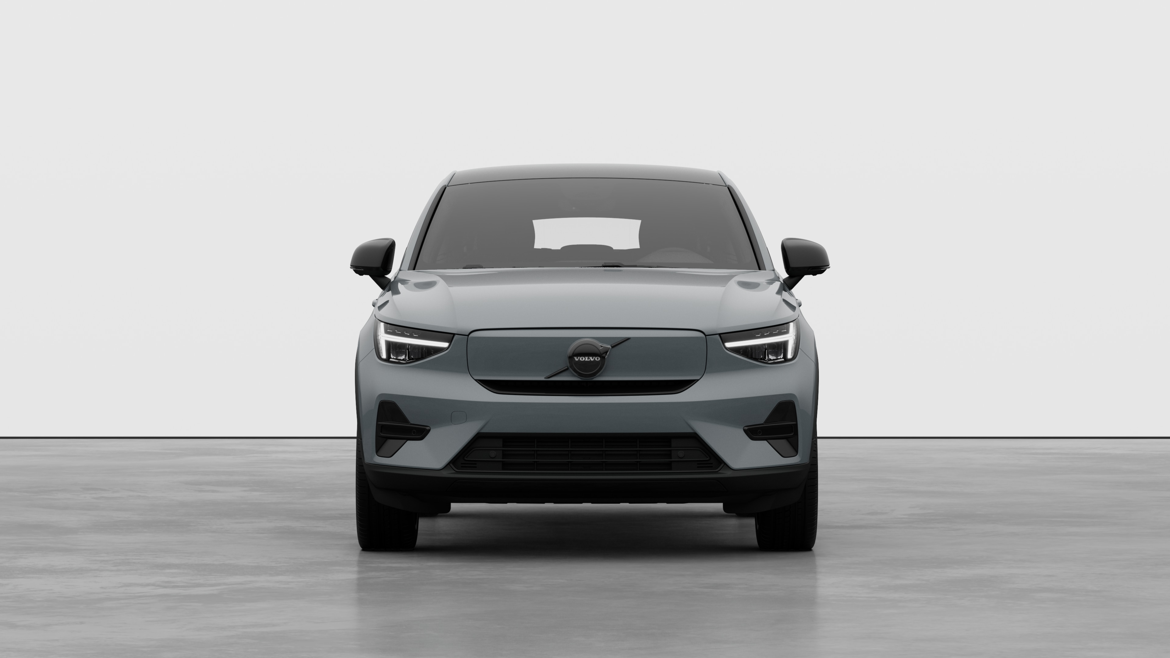 Vorderansicht eines Volvo vor dem Hintergrund eines schlichten Studios.