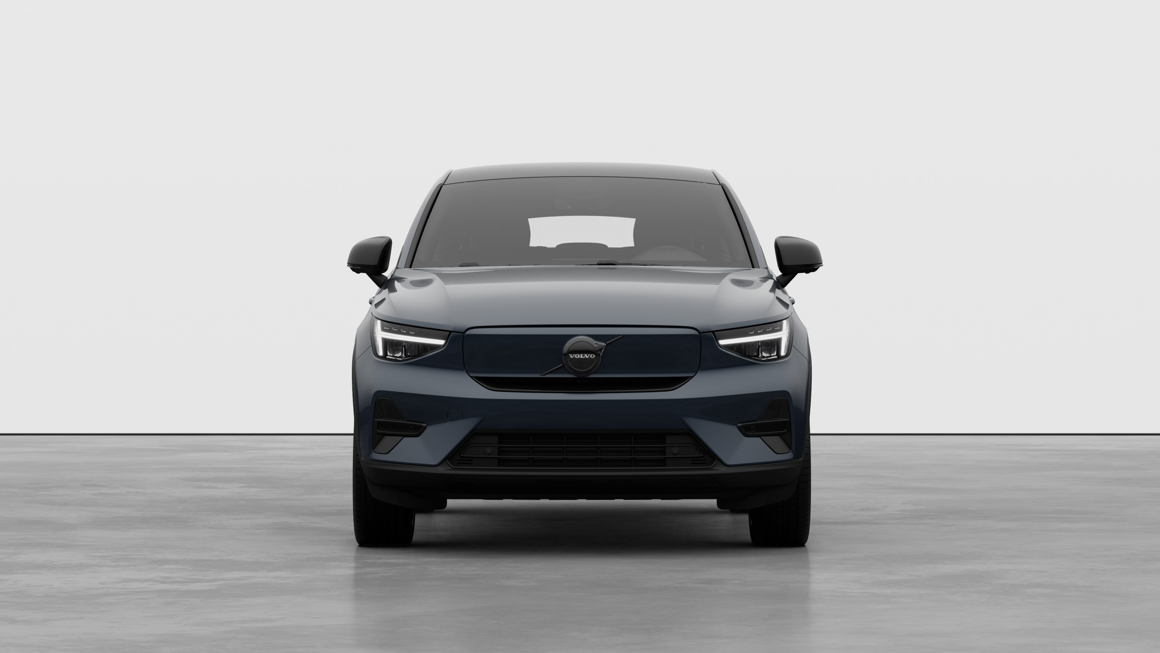 Vorderansicht eines Volvo vor dem Hintergrund eines schlichten Studios.