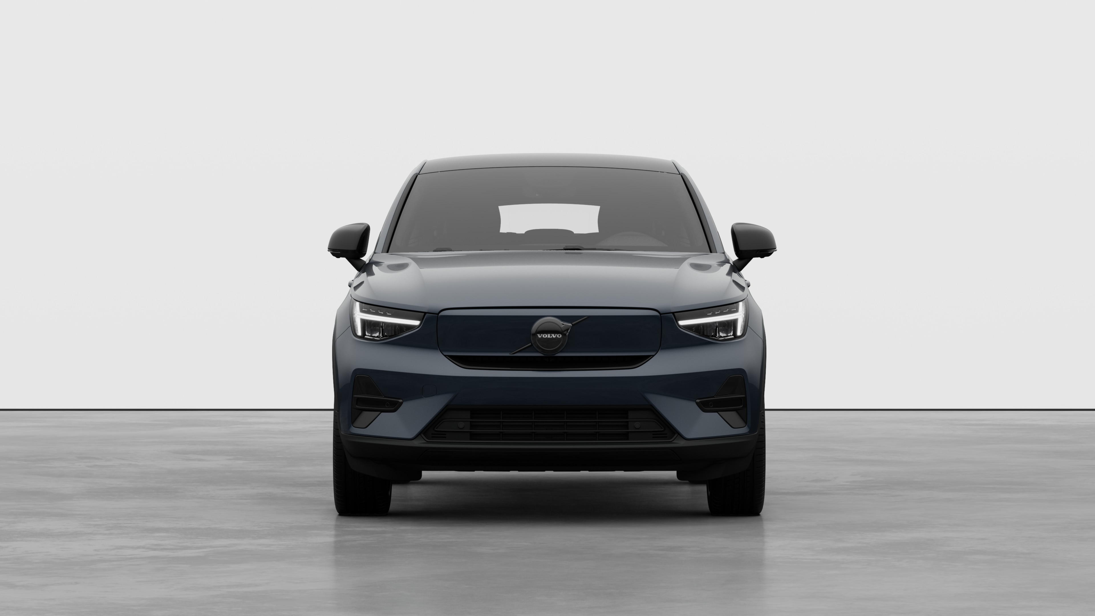 Vorderansicht eines Volvo vor dem Hintergrund eines schlichten Studios.