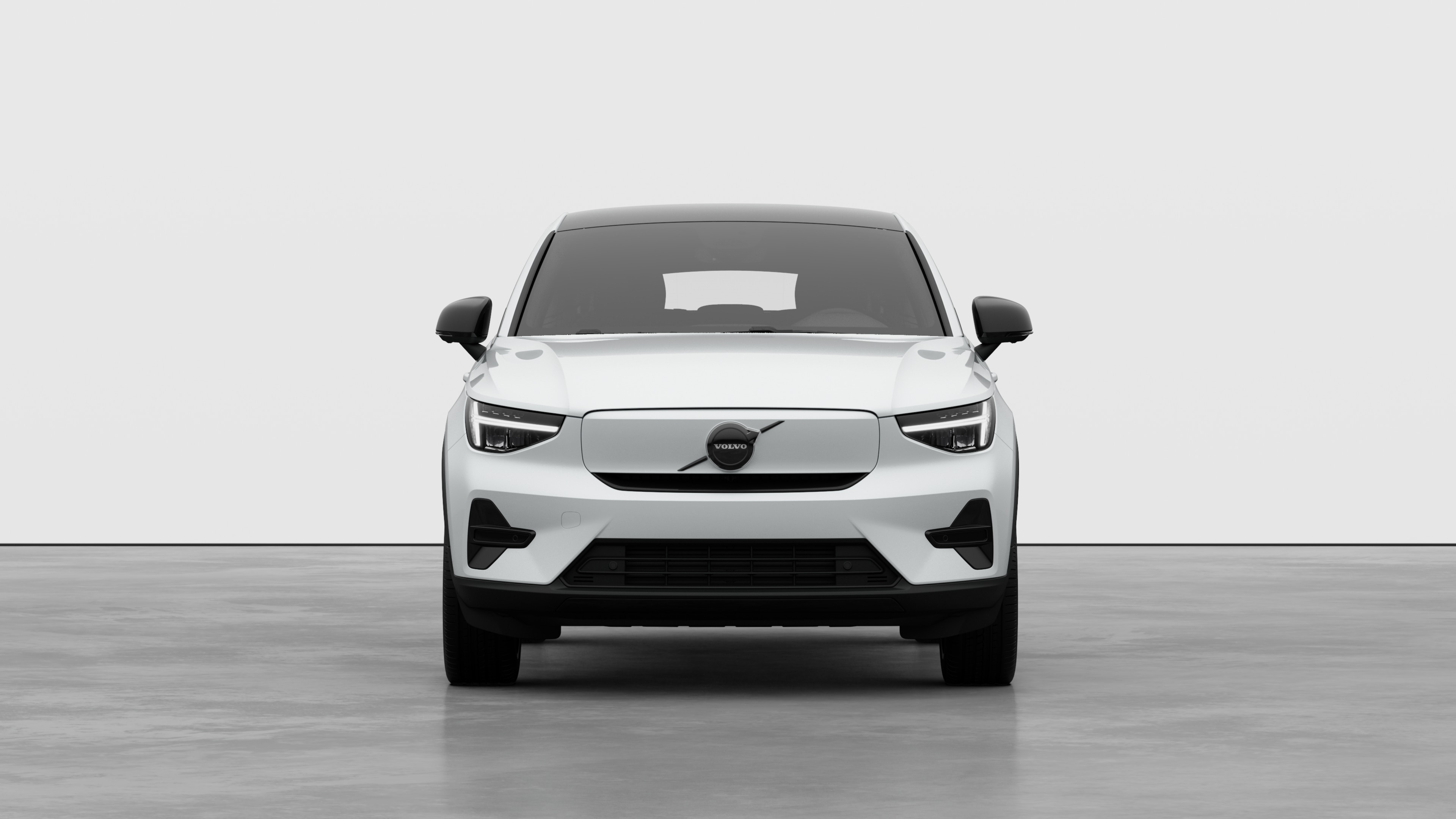 Vorderansicht eines Volvo vor dem Hintergrund eines schlichten Studios.