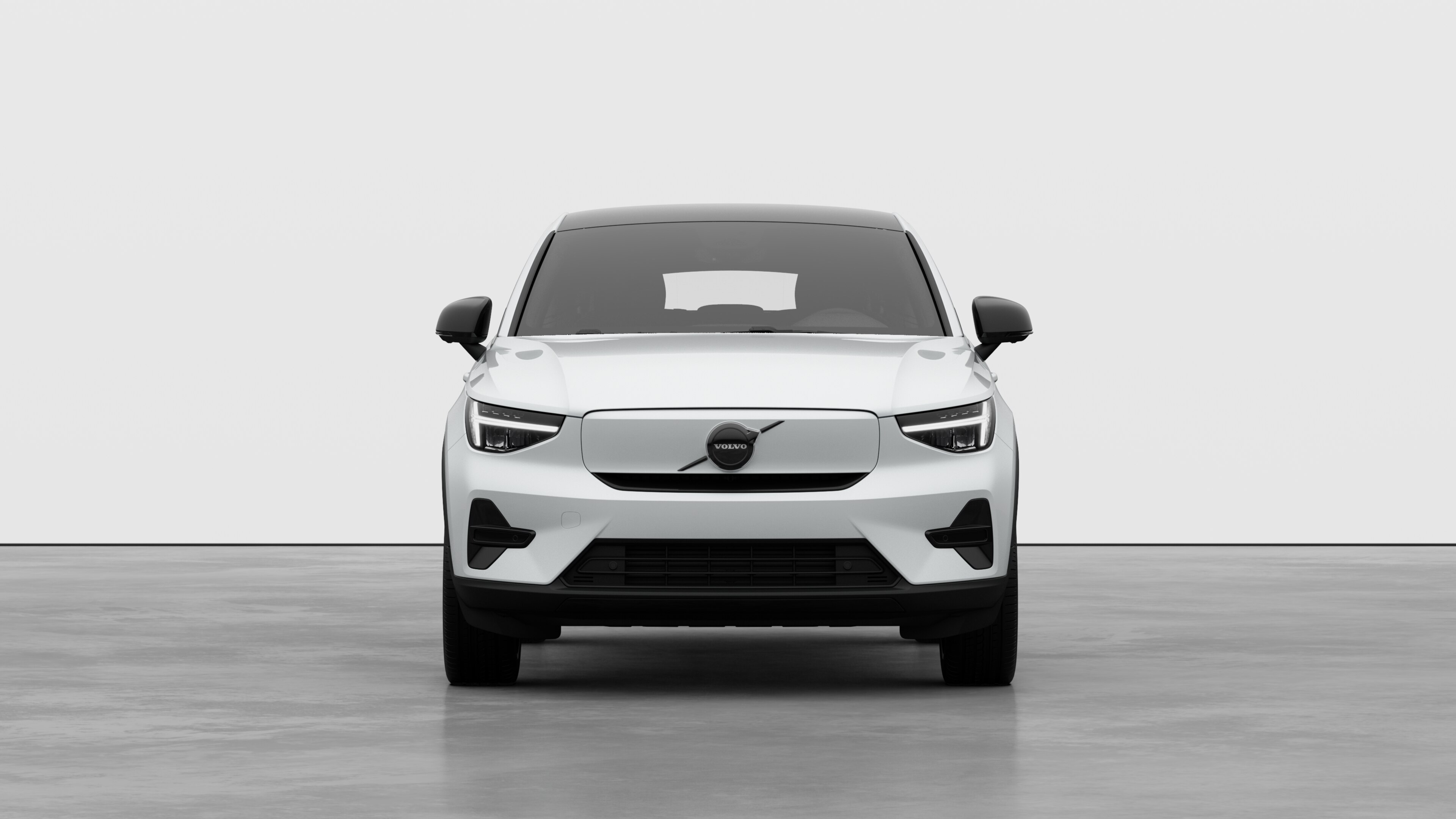 Vorderansicht eines Volvo vor dem Hintergrund eines schlichten Studios.