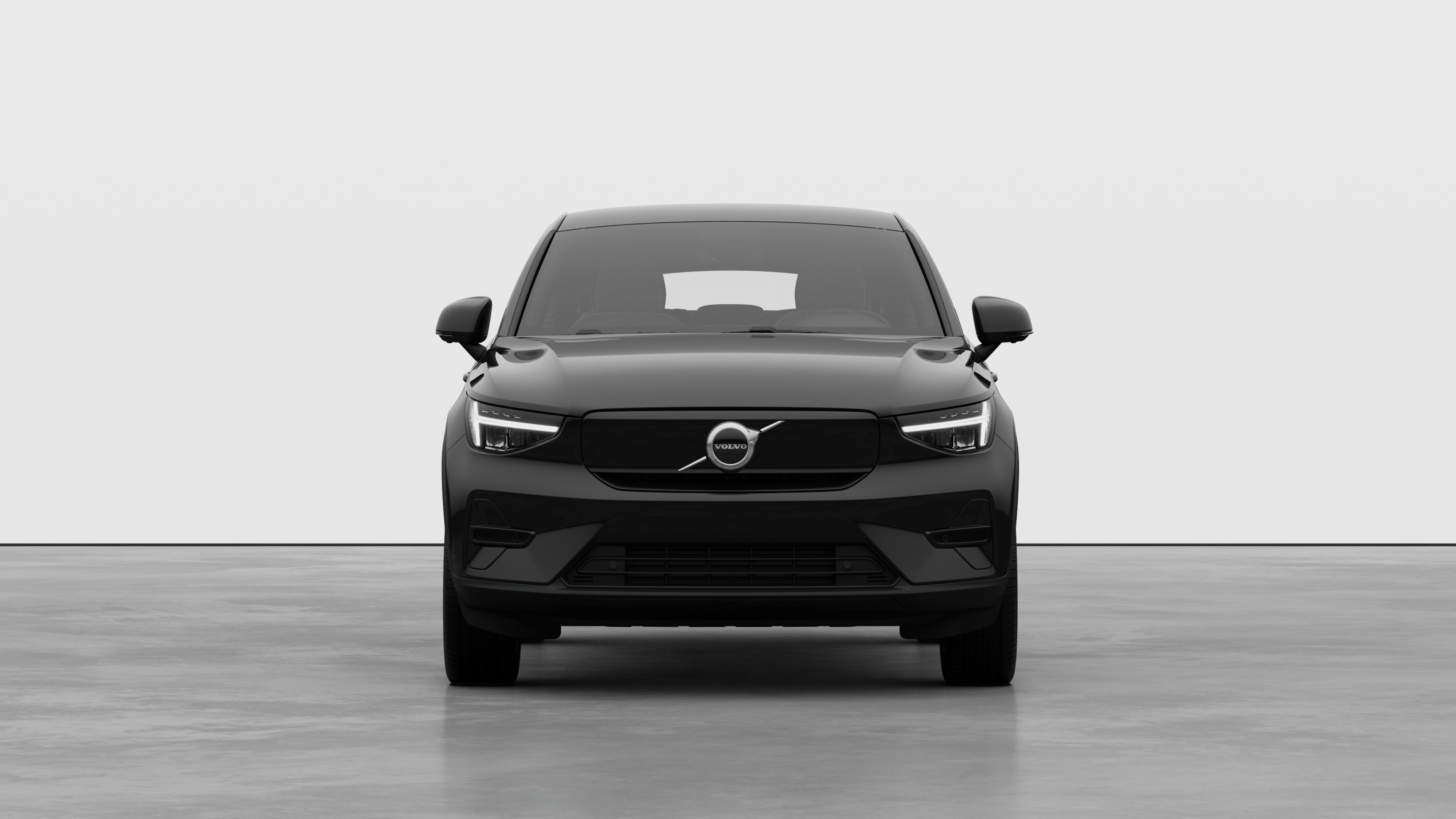 Vista frontal de um carro Volvo em um fundo de estúdio simples.