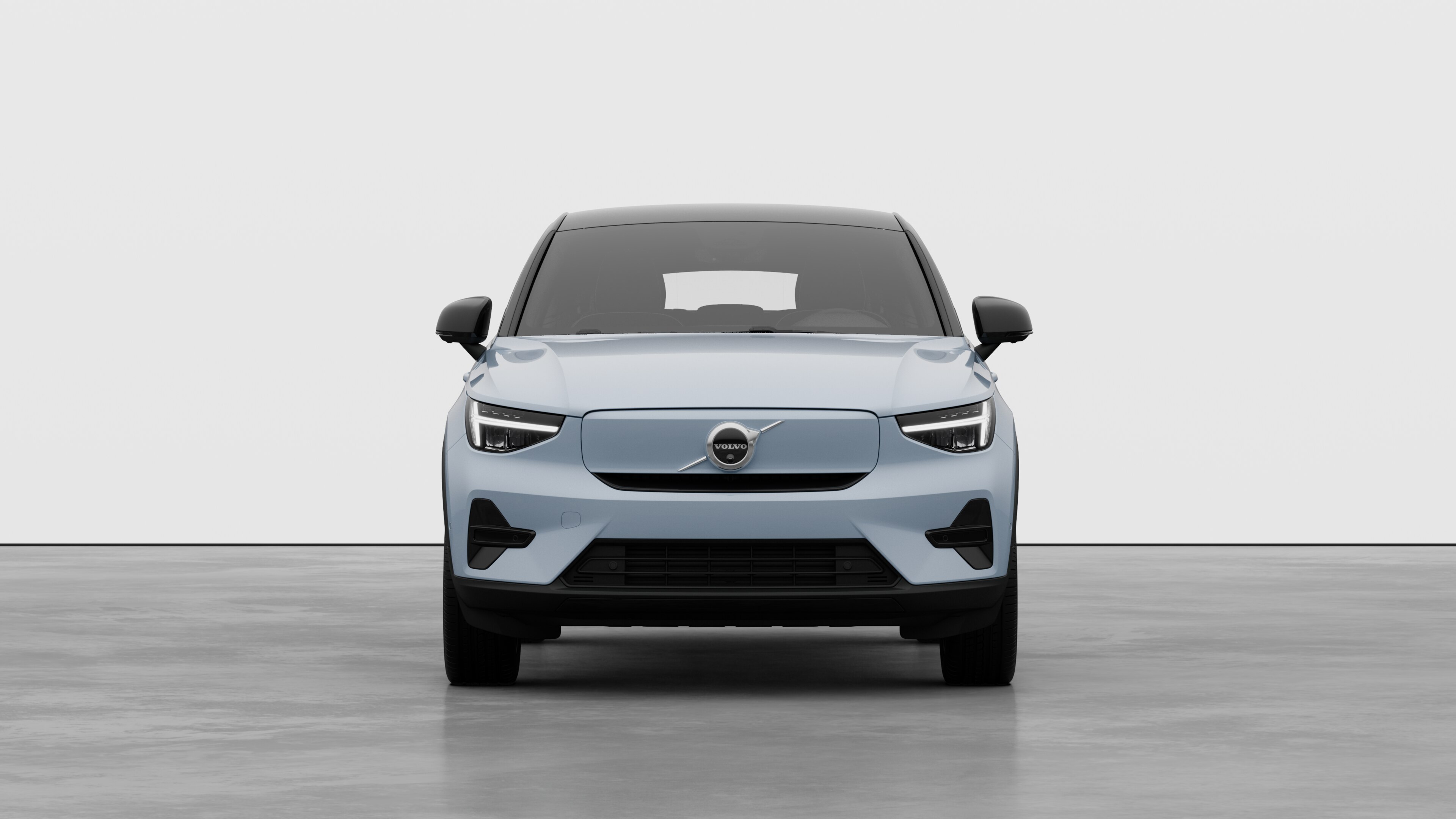 Düz stüdyo arka planında bir Volvo otomobilin önden görünümü.