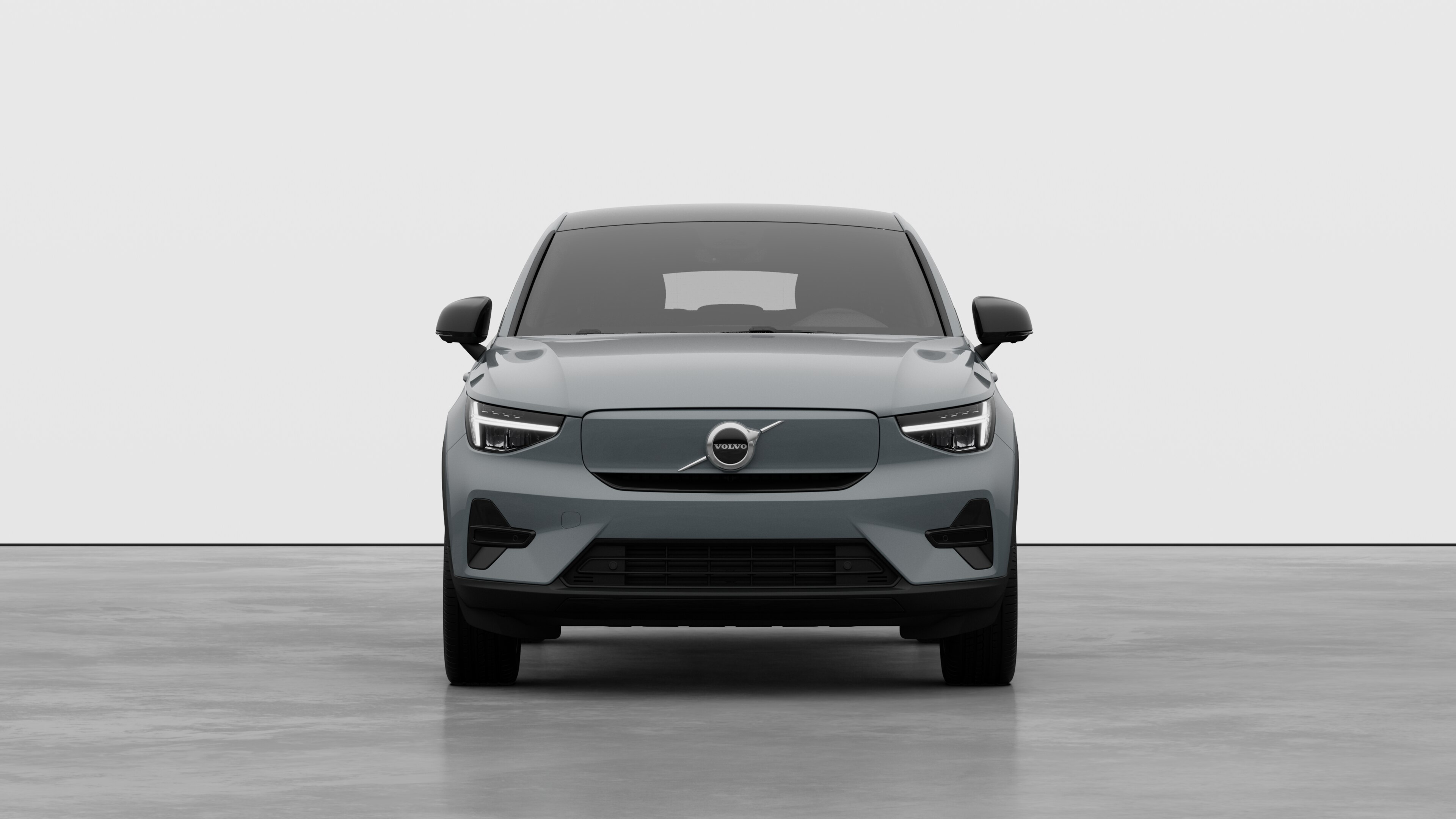 Vooraanzicht van een Volvo op een eenvoudige studioachtergrond.