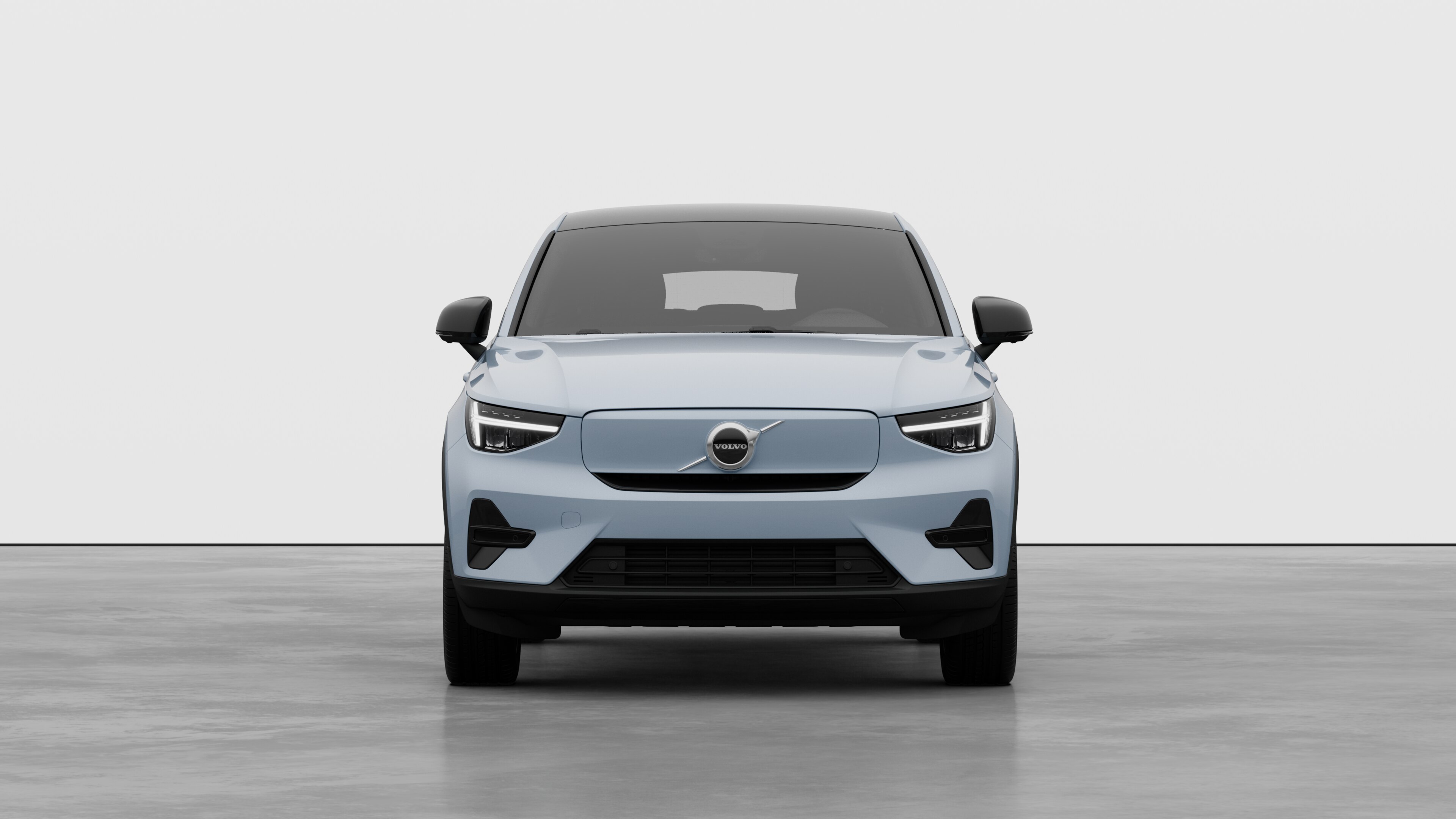 Vue avant d’une Volvo dans un studio uni.