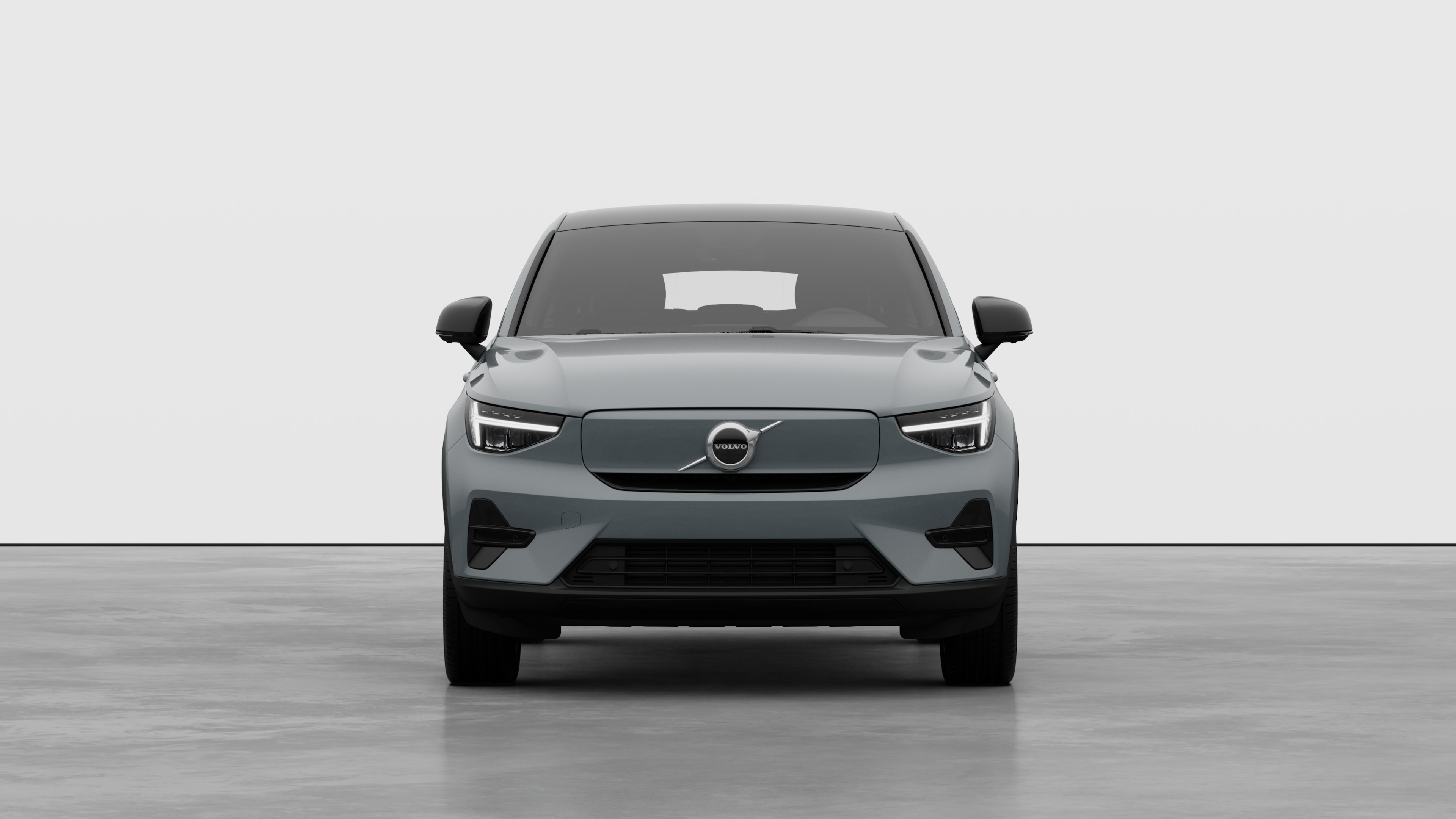 Vue avant d’une Volvo sur un fond de studio uni.