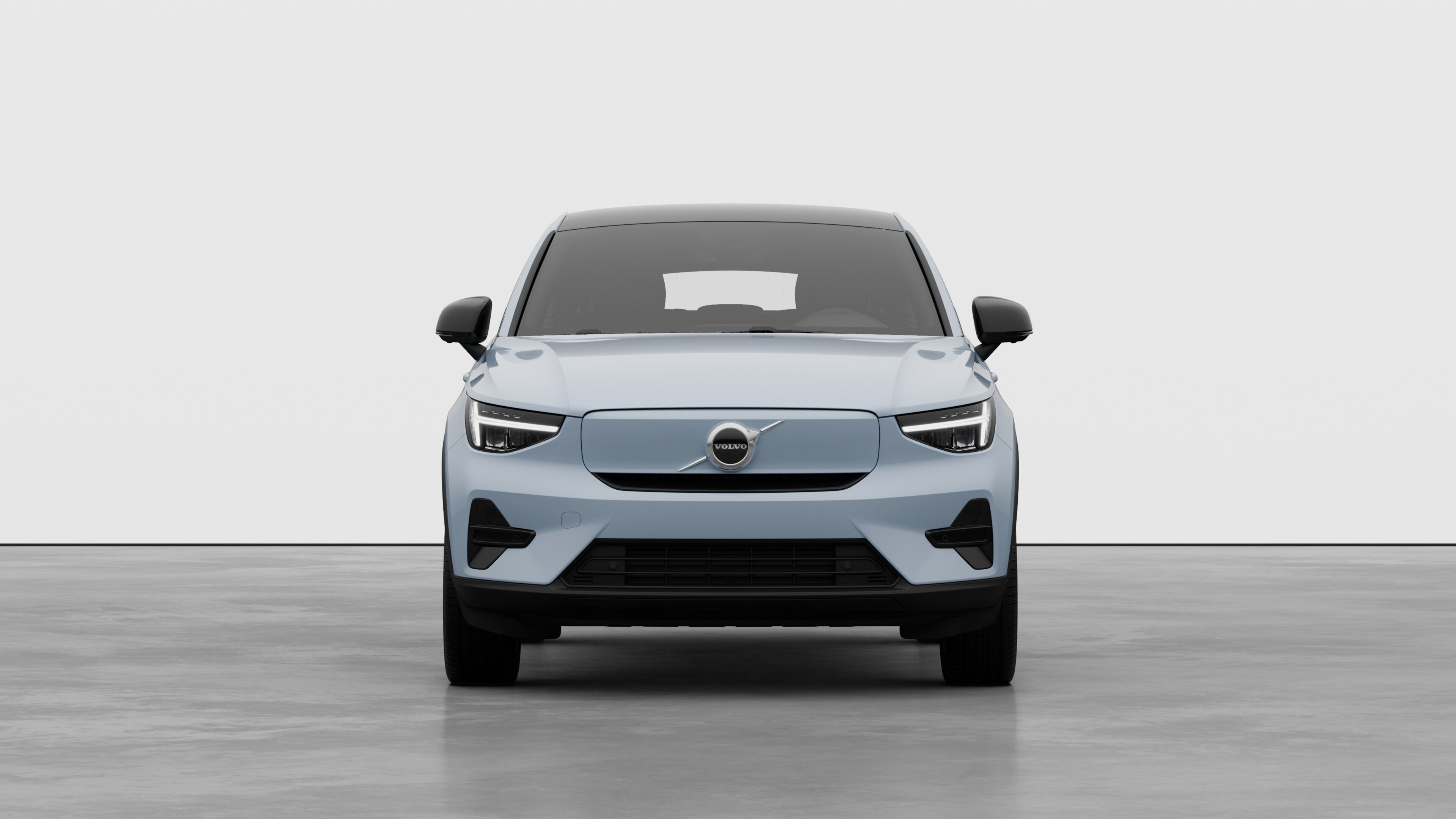 Vorderansicht eines Volvo vor dem Hintergrund eines schlichten Studios.