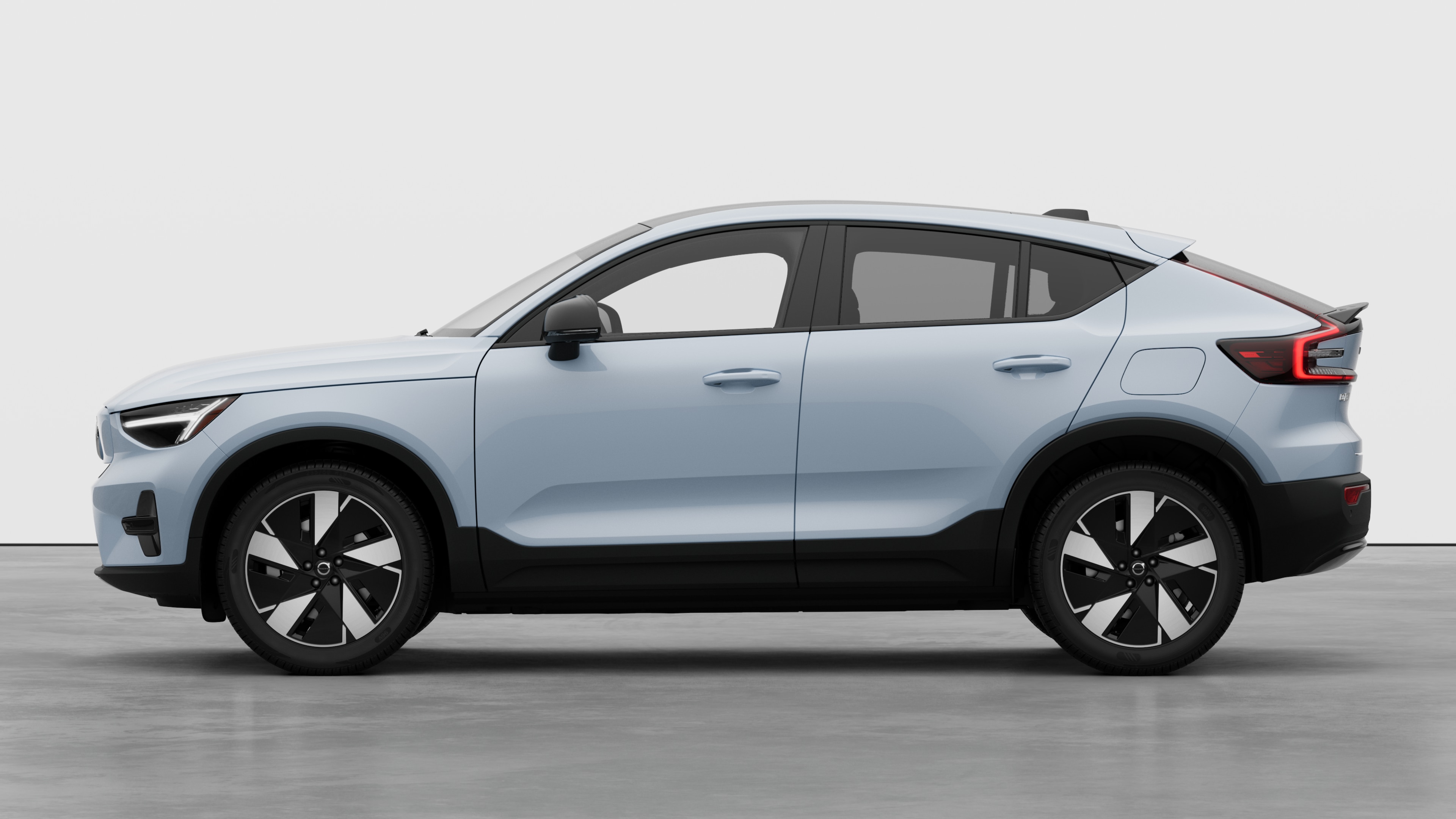 Voiture Volvo vue latérale sur un simple fond de studio. Aucun détail ou identifiant supplémentaire n’est présent.