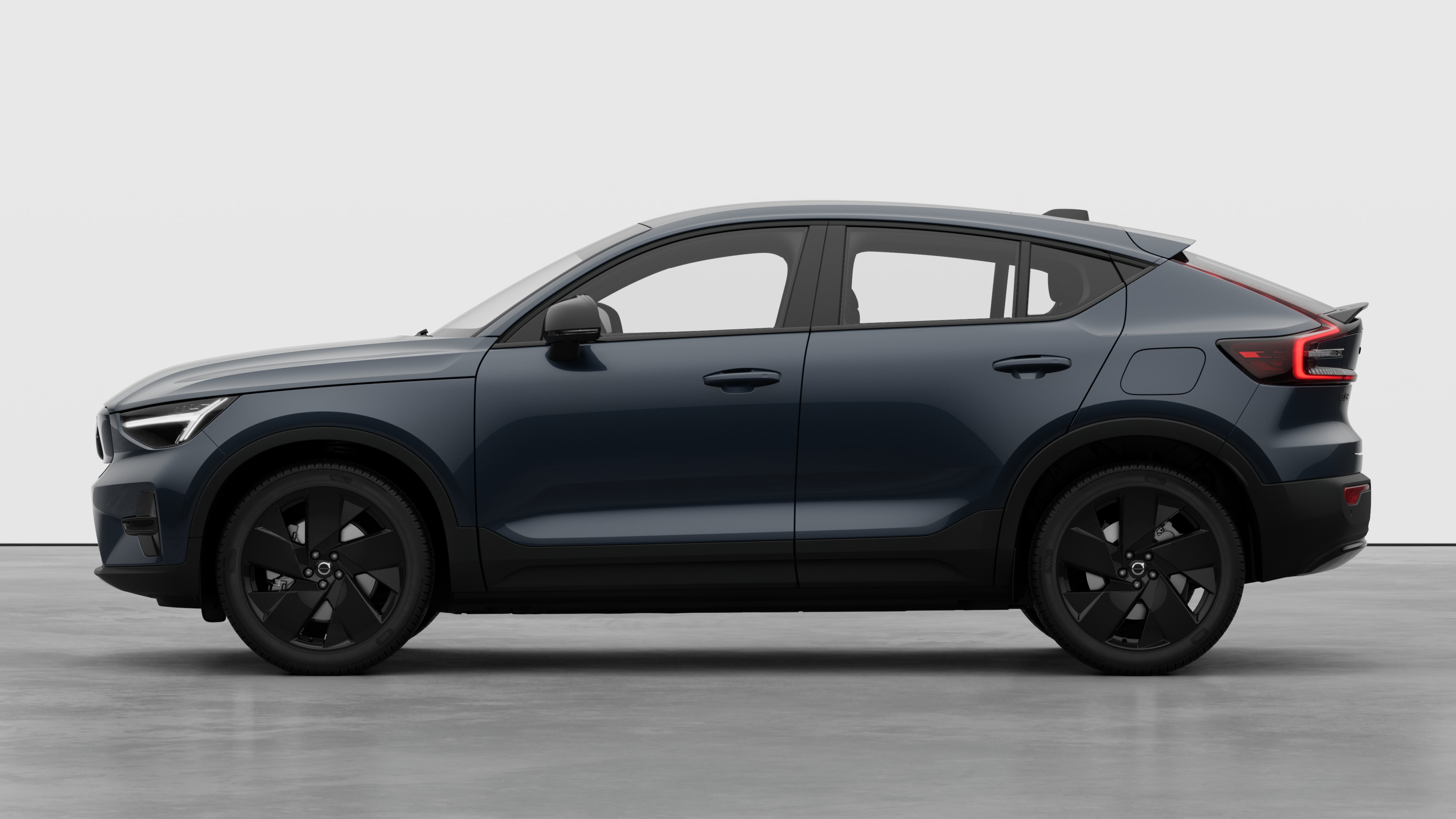 Volvo Fahrzeug in Seitenansicht vor einem schlichten Studiohintergrund. Es sind keine zusätzlichen Details oder Identifikatoren vorhanden.