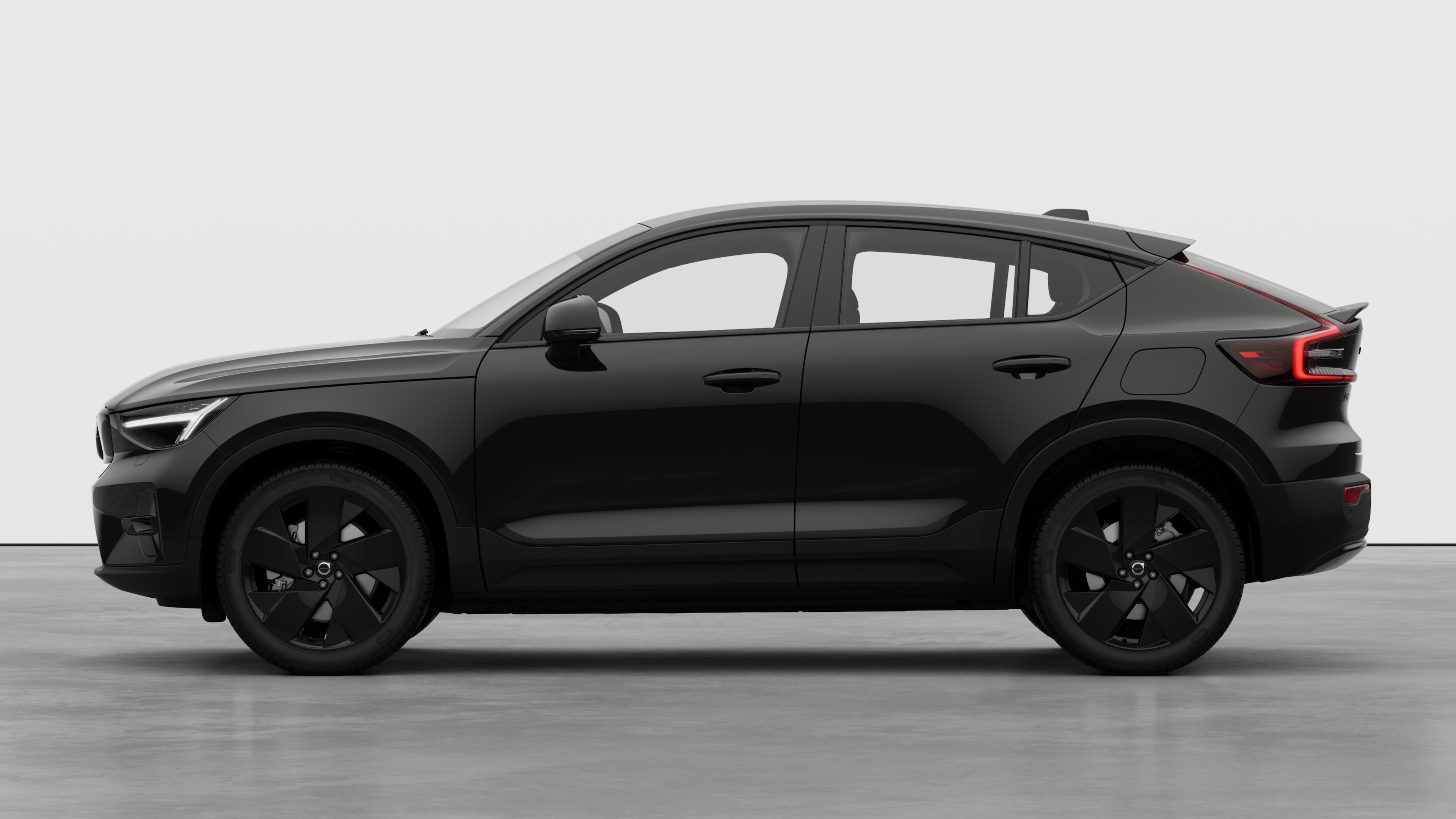 En Volvo sedd från sidan mot en enkel studiobakgrund. Inga ytterligare detaljer eller identifierare finns.