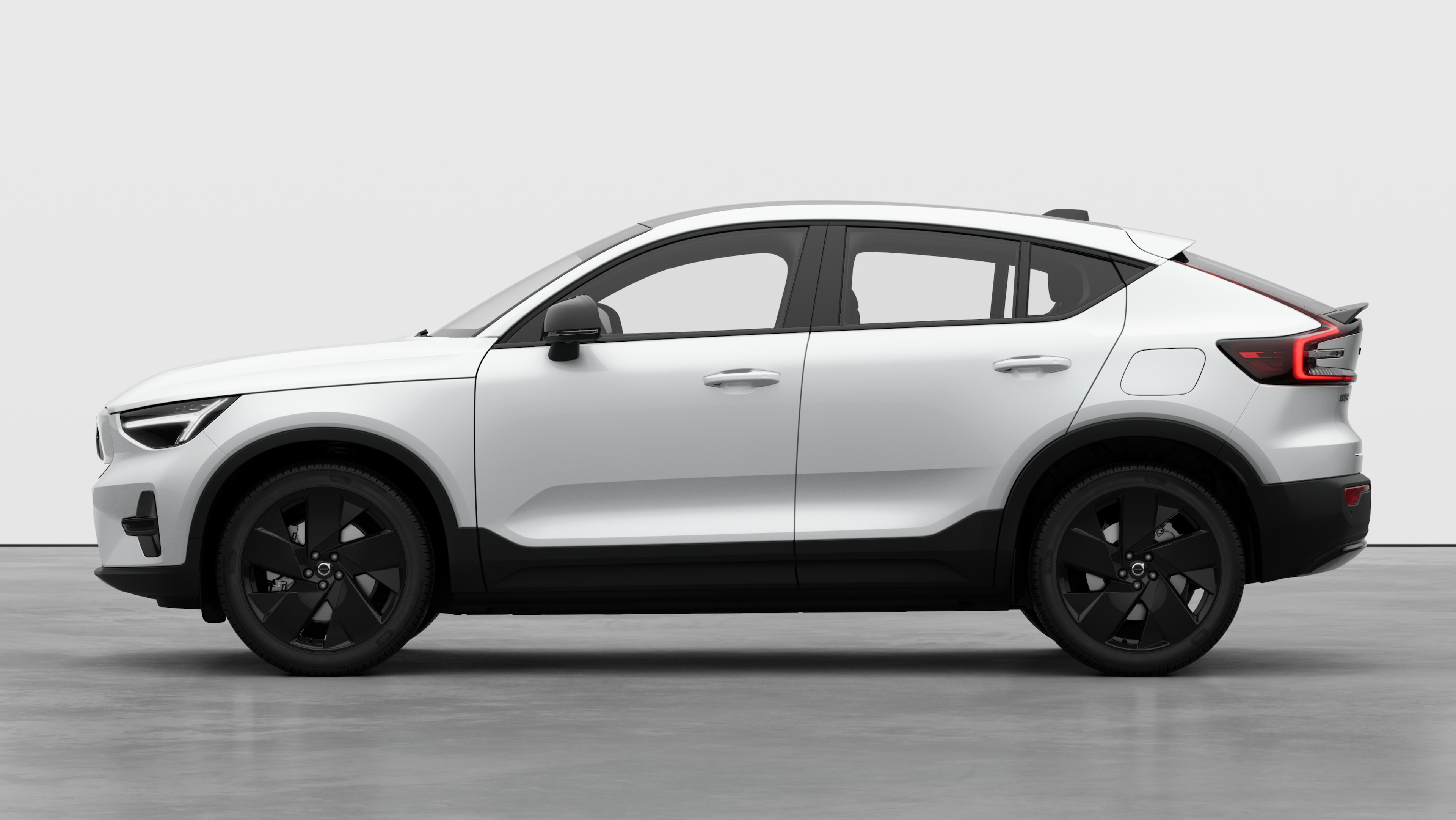 Volvo Fahrzeug in Seitenansicht vor einem schlichten Studiohintergrund. Es sind keine zusätzlichen Details oder Identifikatoren vorhanden.