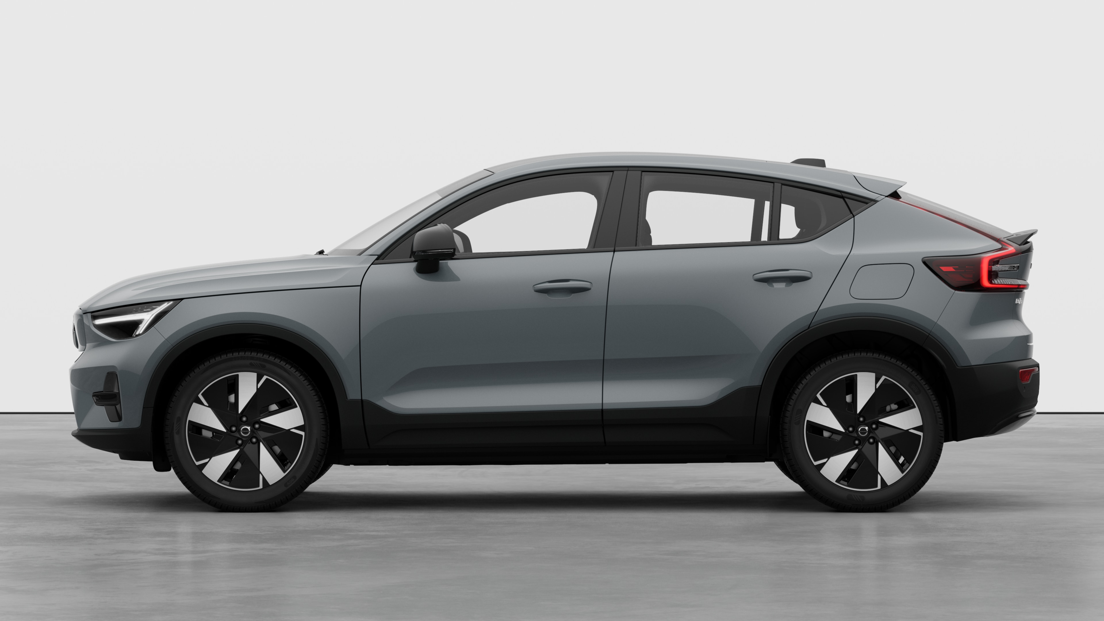 Volvo in zijaanzicht tegen een effen studioachtergrond. Er zijn geen aanvullende details of identificatiegegevens aanwezig.