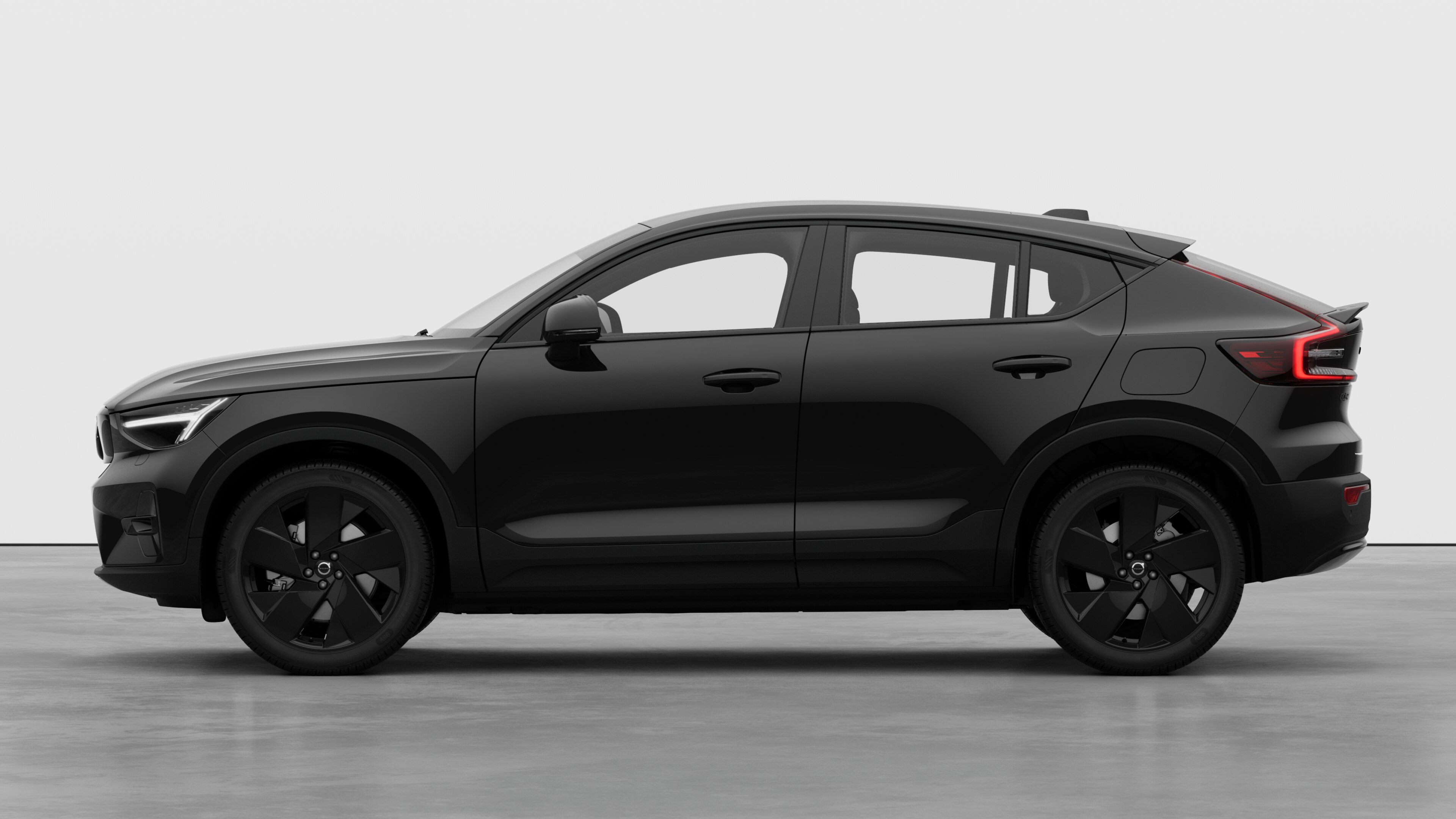 Volvo -auto sivulta nähtynä tavallista studiotaustaa vasten. Muita tietoja tai tunnisteita ei ole.