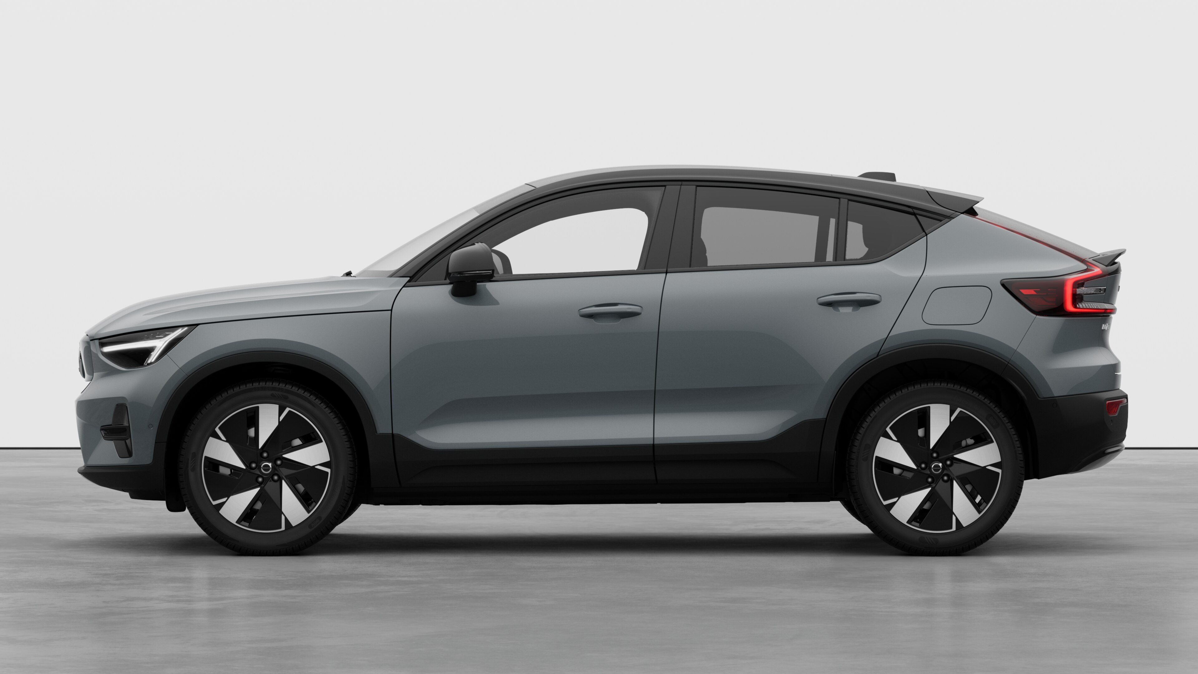 Volvo in zijaanzicht tegen een effen studioachtergrond. Er zijn geen aanvullende details of identificatiegegevens aanwezig.