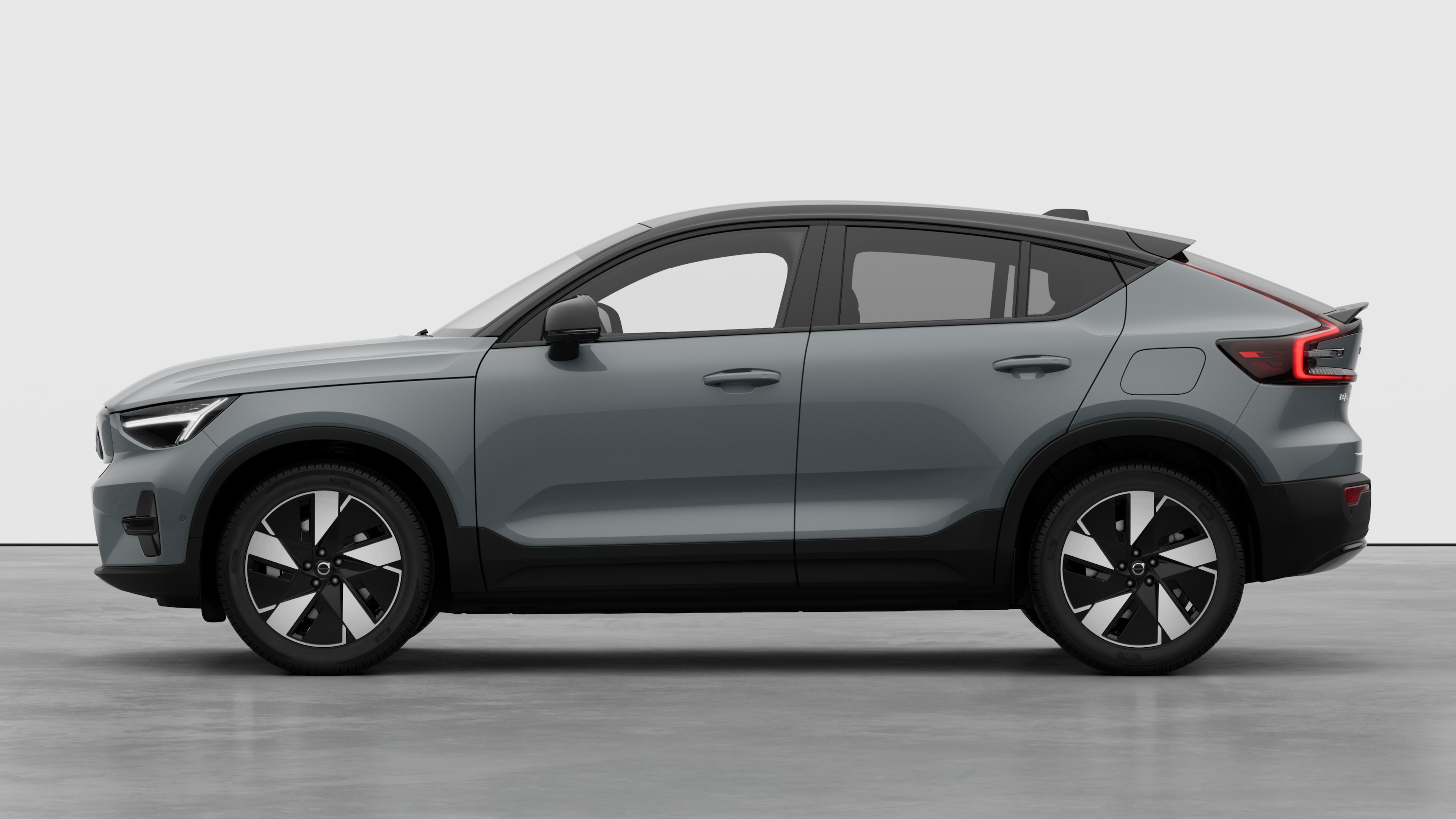 Vue latérale d’une Volvo sur un fond de studio uni. Aucun détail ou identifiant supplémentaire n’est présent.