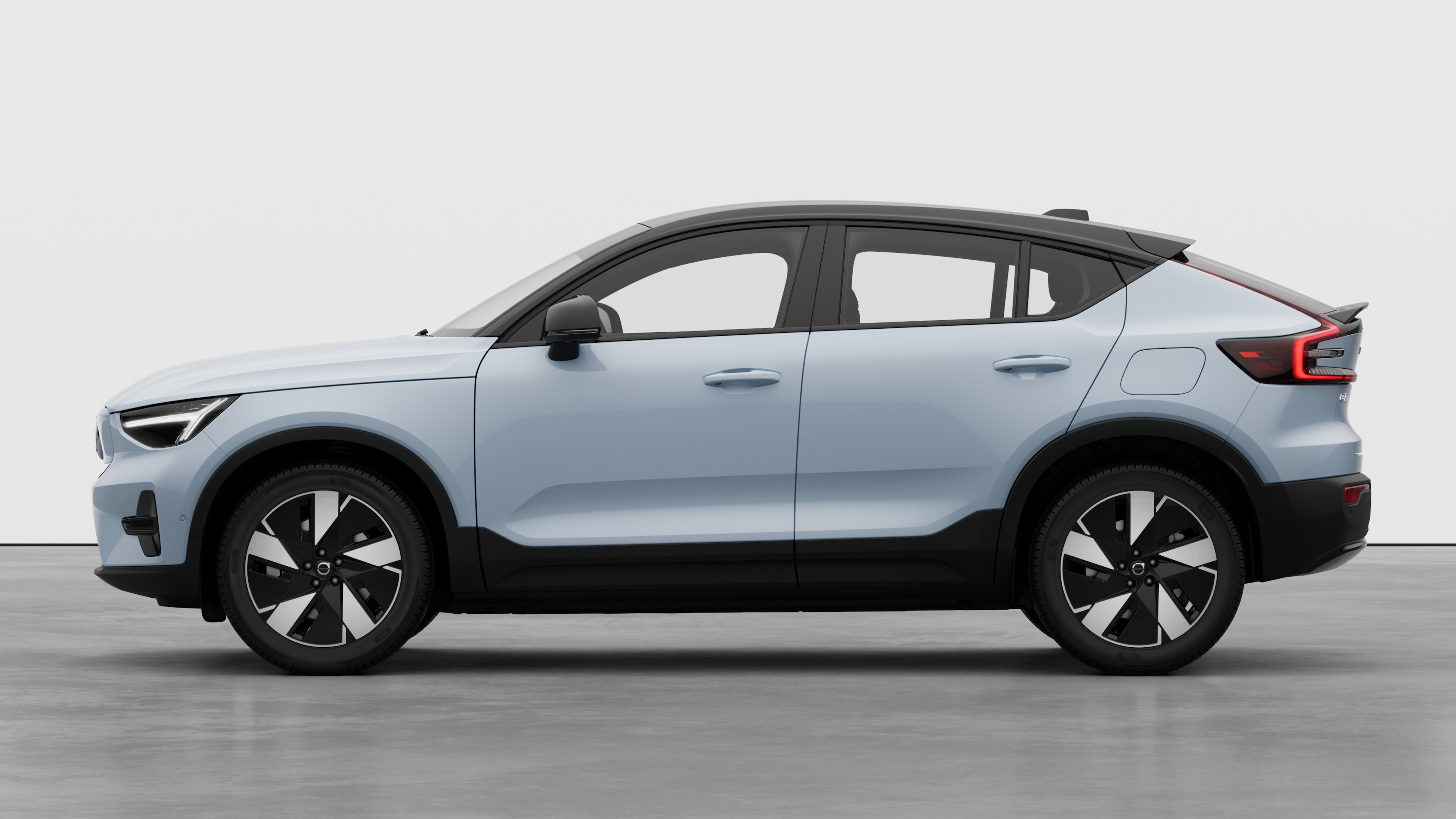 Samochód Volvo widziany z boku na tle zwykłego studia Nie ma żadnych dodatkowych szczegółów ani identyfikatorów.