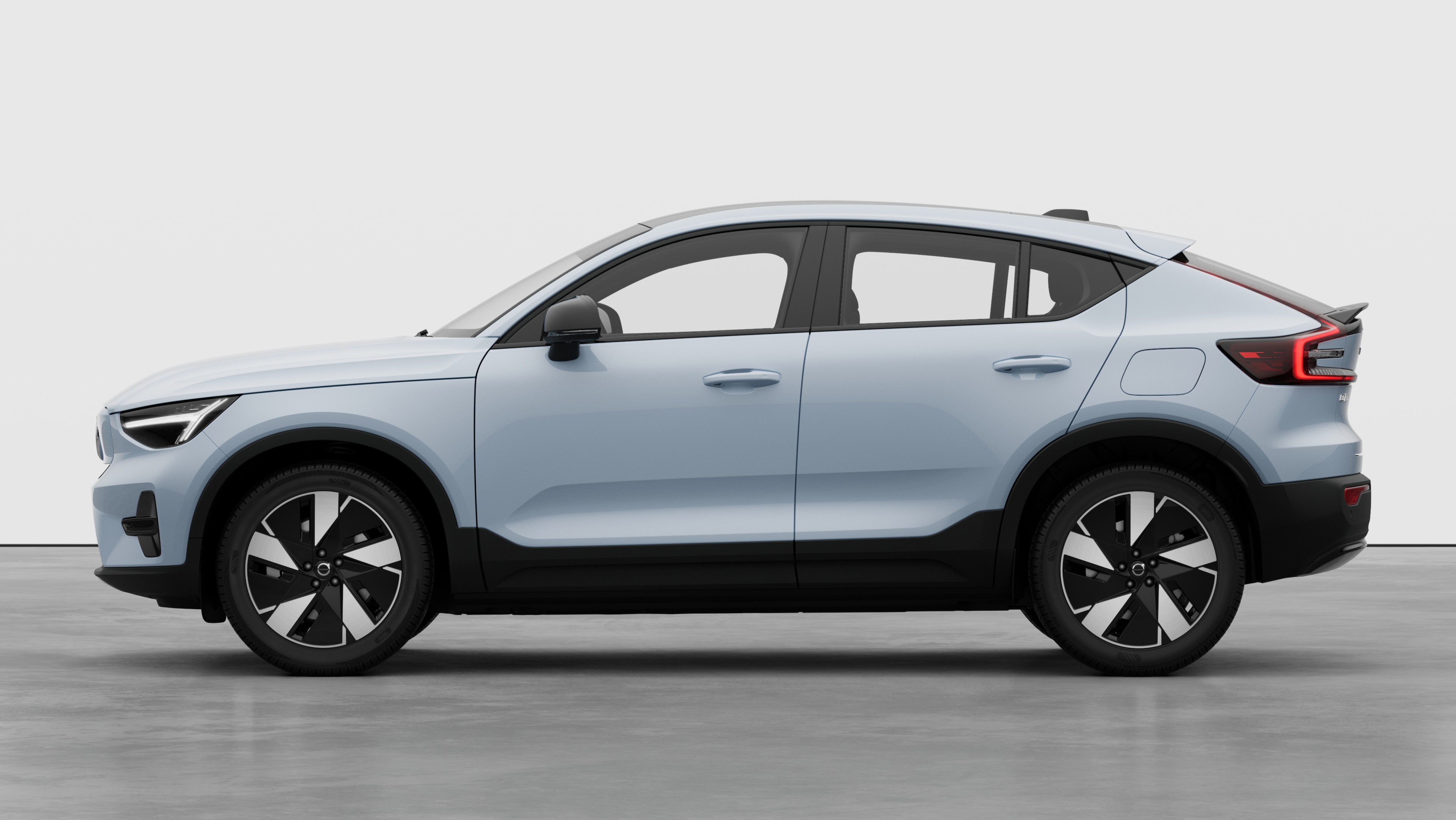 Volvo vue latérale sur un fond de studio. Aucun détail ou identifiant supplémentaire n’est présent.