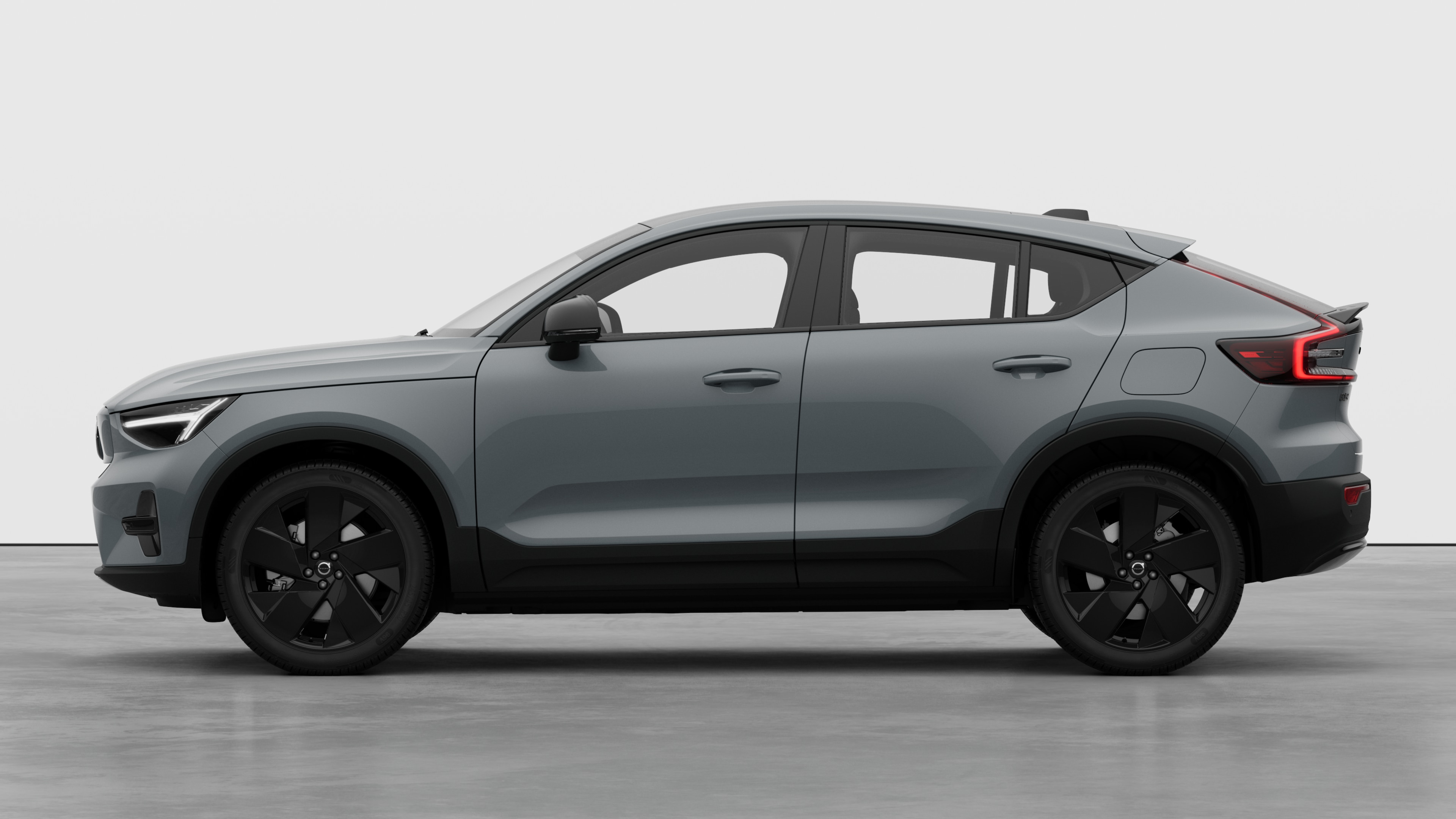 Volvo Fahrzeug in Seitenansicht vor einem schlichten Studiohintergrund. Es sind keine zusätzlichen Details oder Identifikatoren vorhanden.