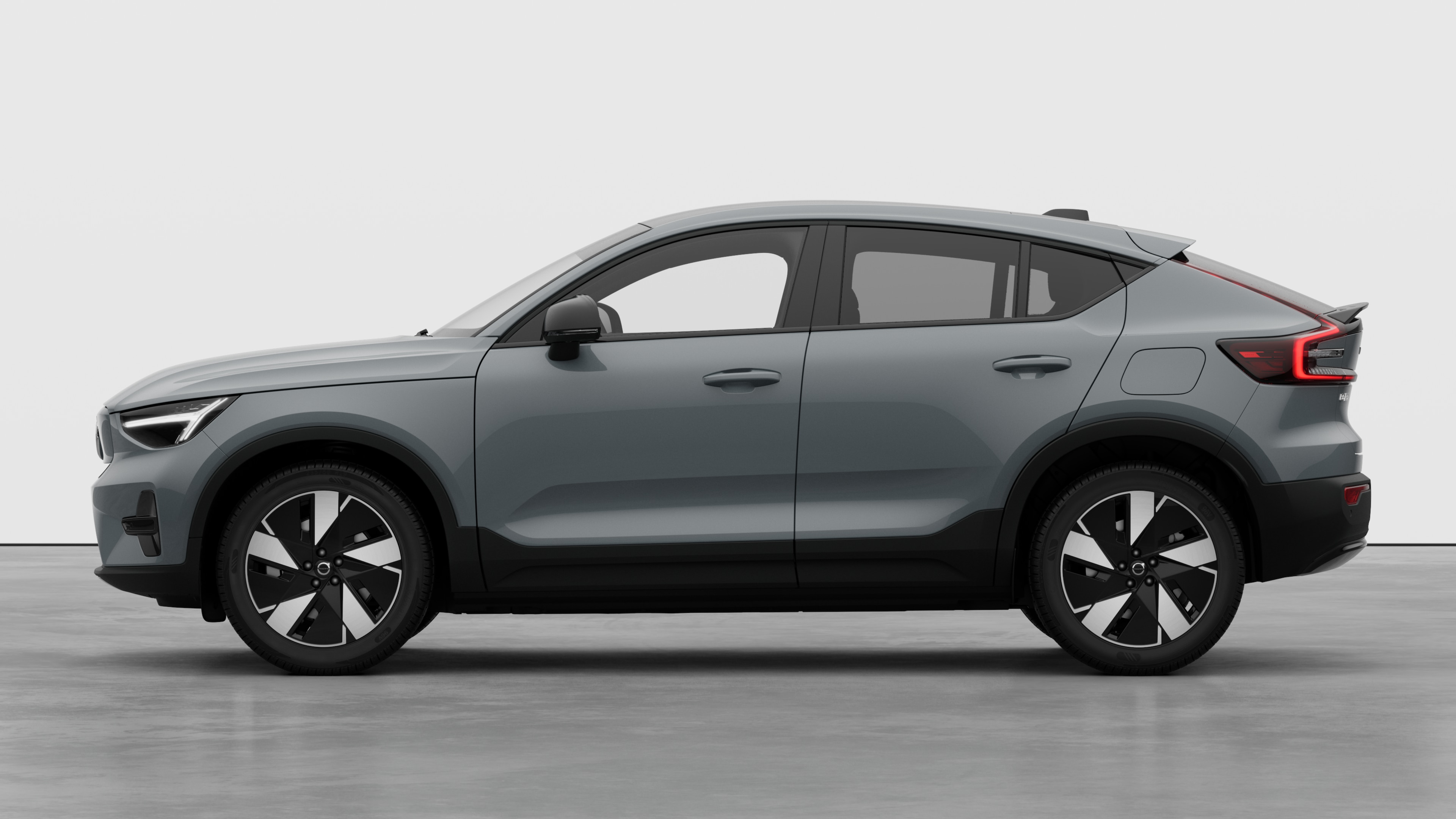 Vue latérale d’une Volvo sur un fond de studio uni. Aucun détail ou identifiant supplémentaire n’est présent.