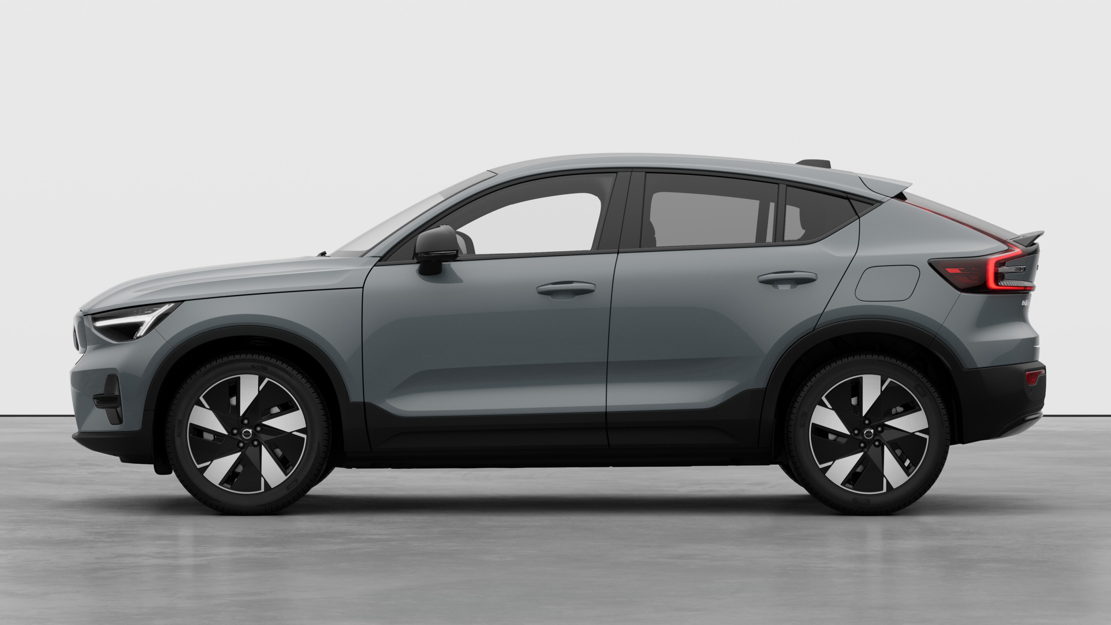 Vue latérale d’une Volvo sur un fond de studio uni. Aucun détail ou identifiant supplémentaire n’est présent.