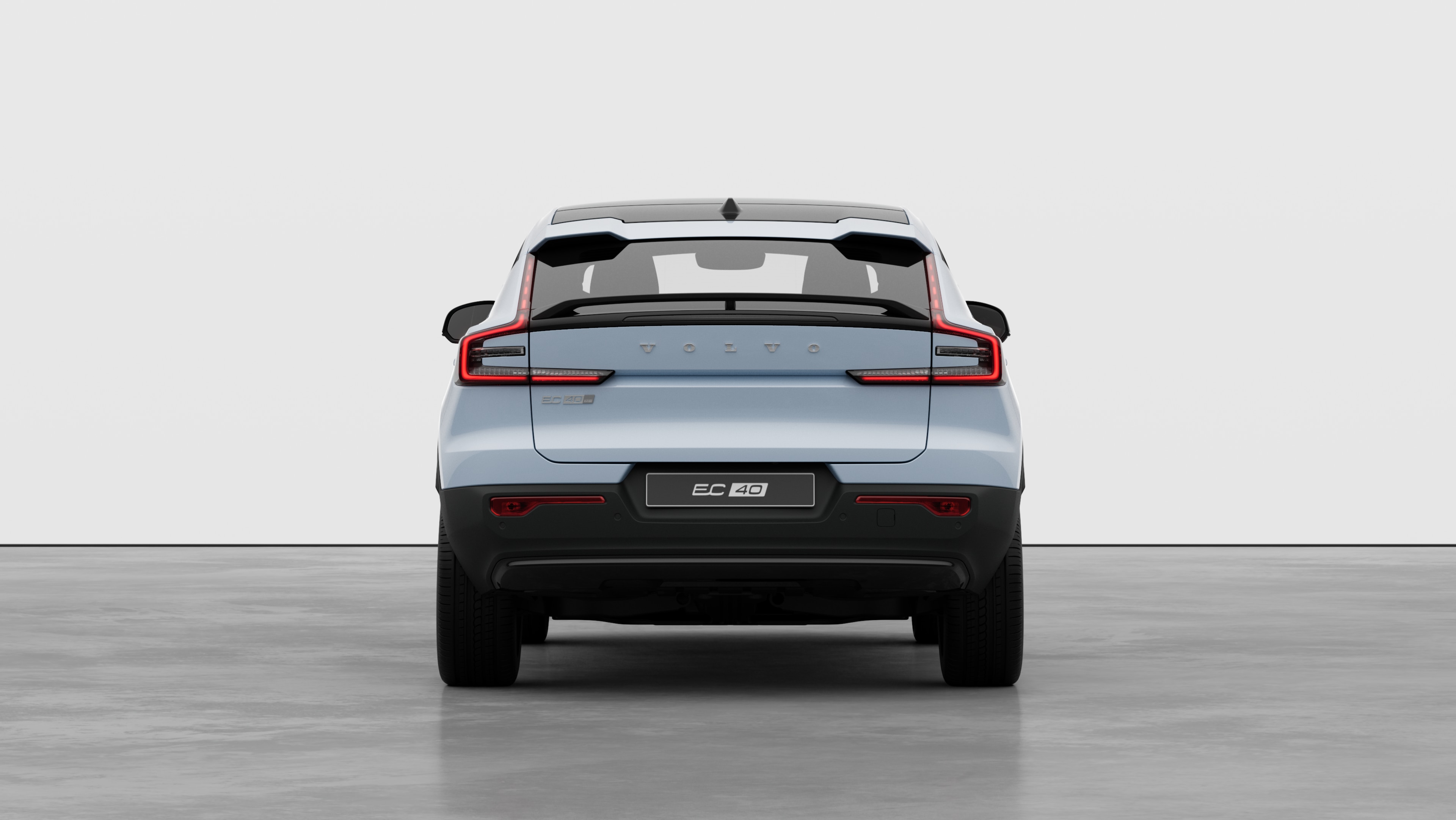 "Volvo" automobilio galinis vaizdas paprastame studijos fone.