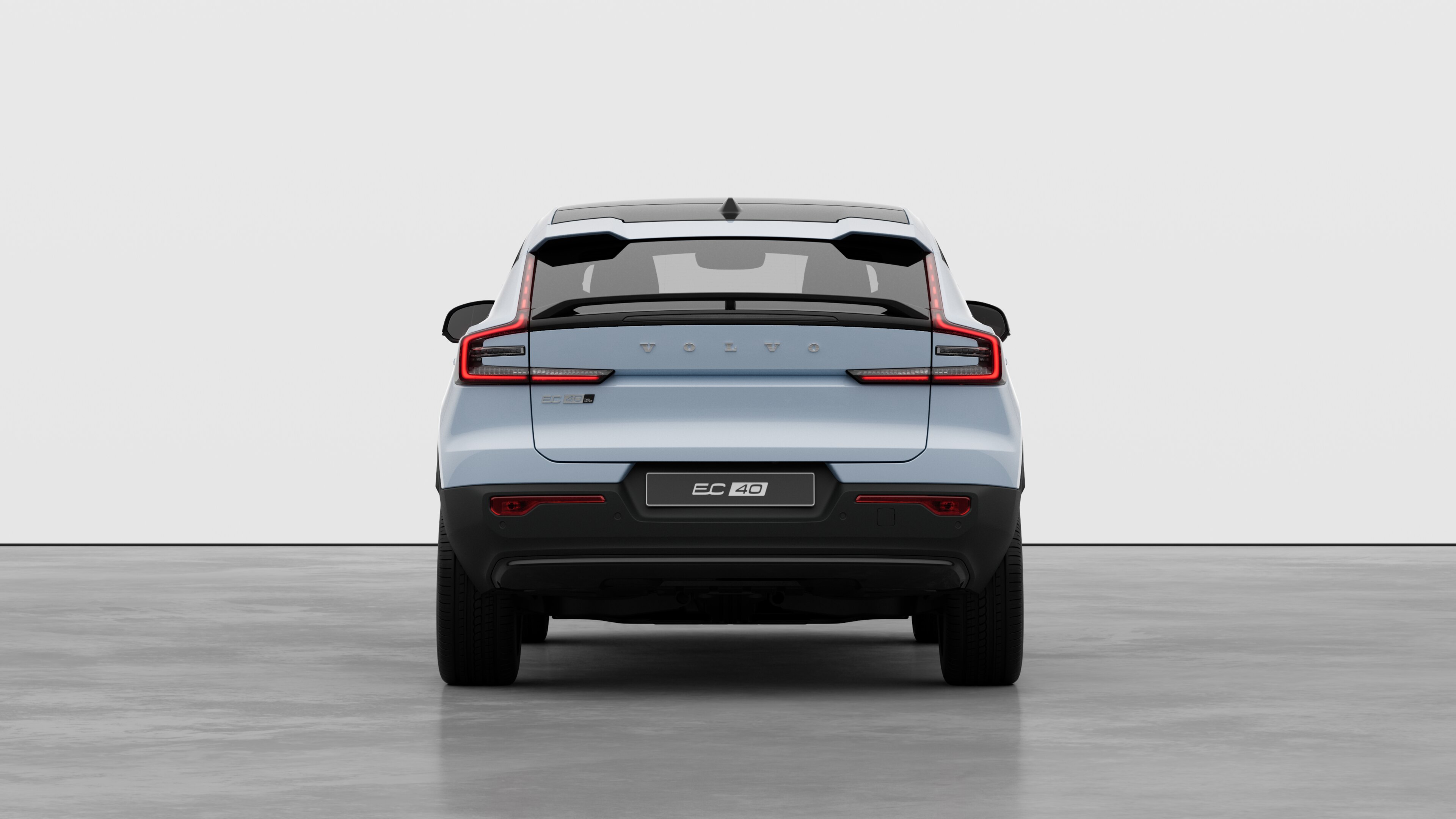 Vue arrière d’une voiture Volvo sur un fond de studio uni.