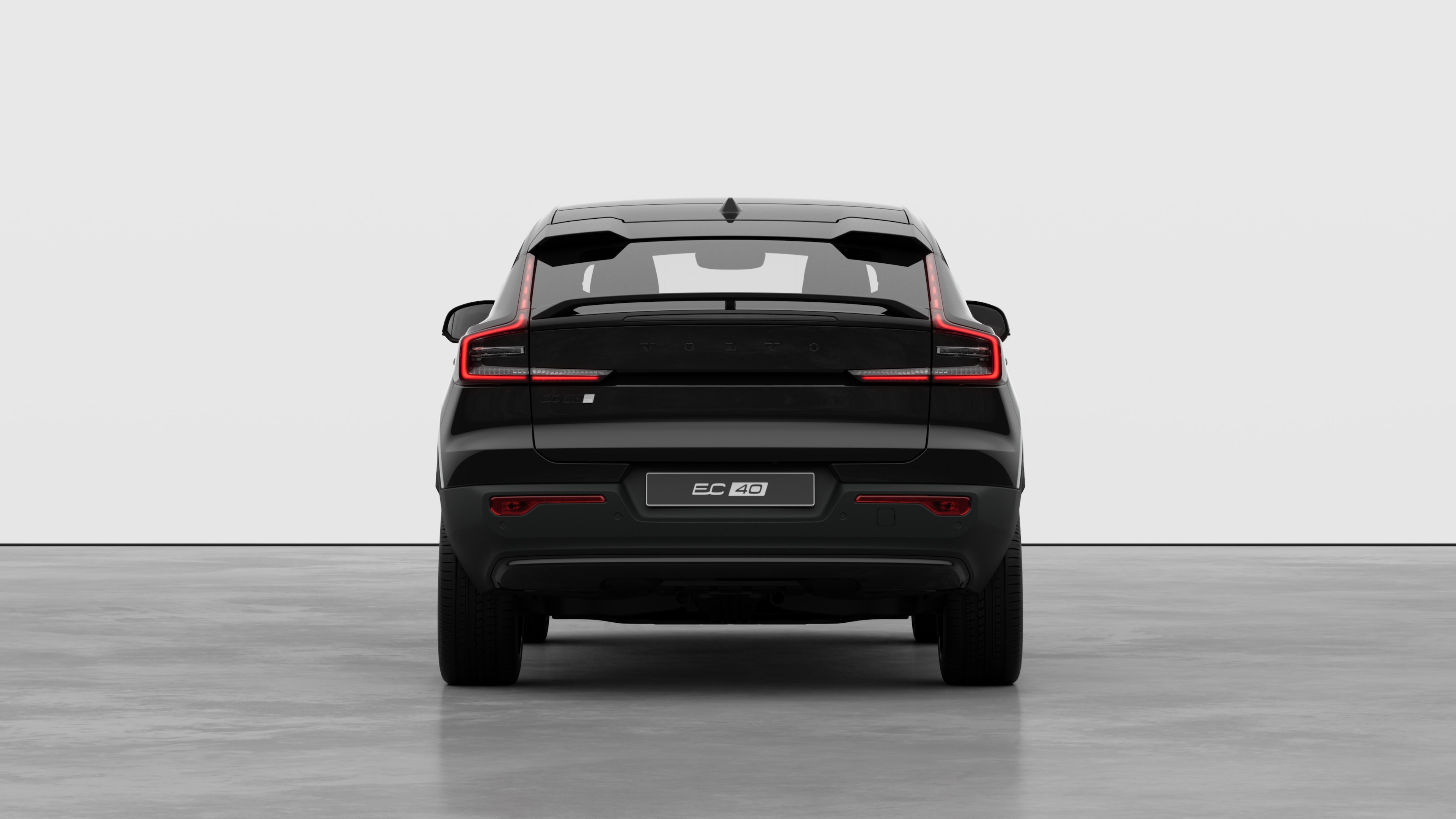 Volvo-auton takaosa studiotaustaa vasten.