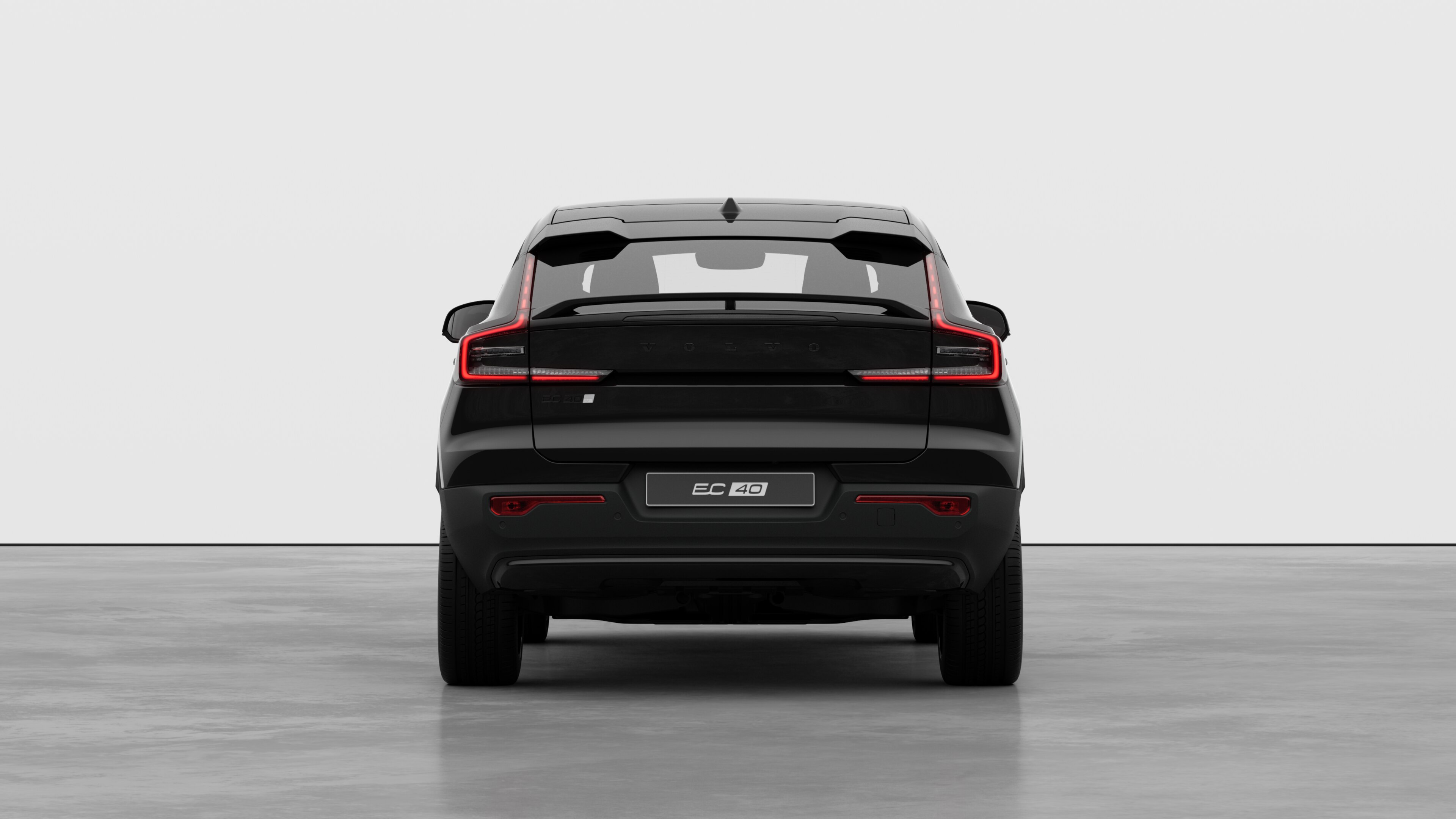 Volvo-auton takaosa studiotaustaa vasten.