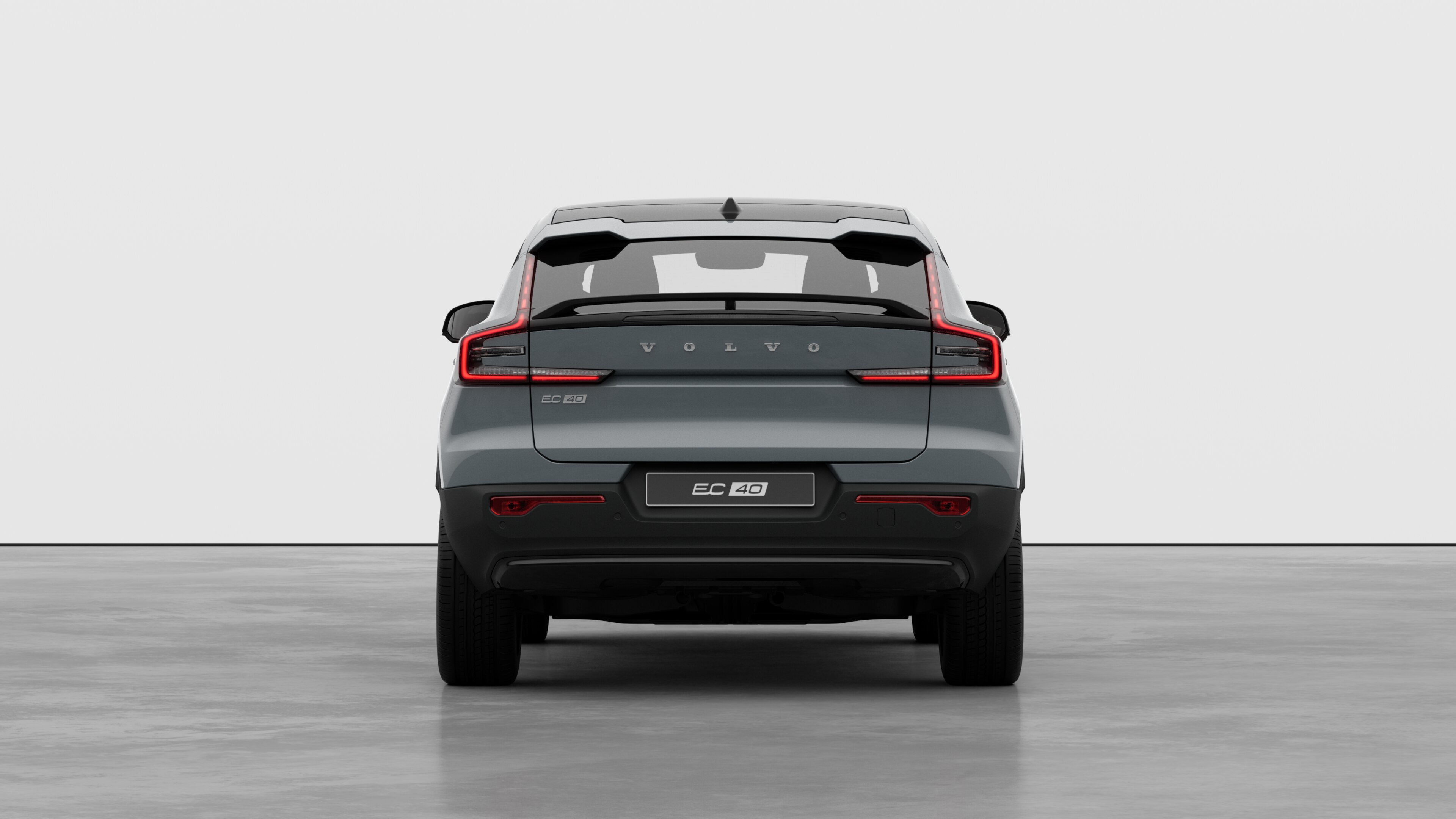 Vue arrière d’une Volvo sur un fond de studio uni.