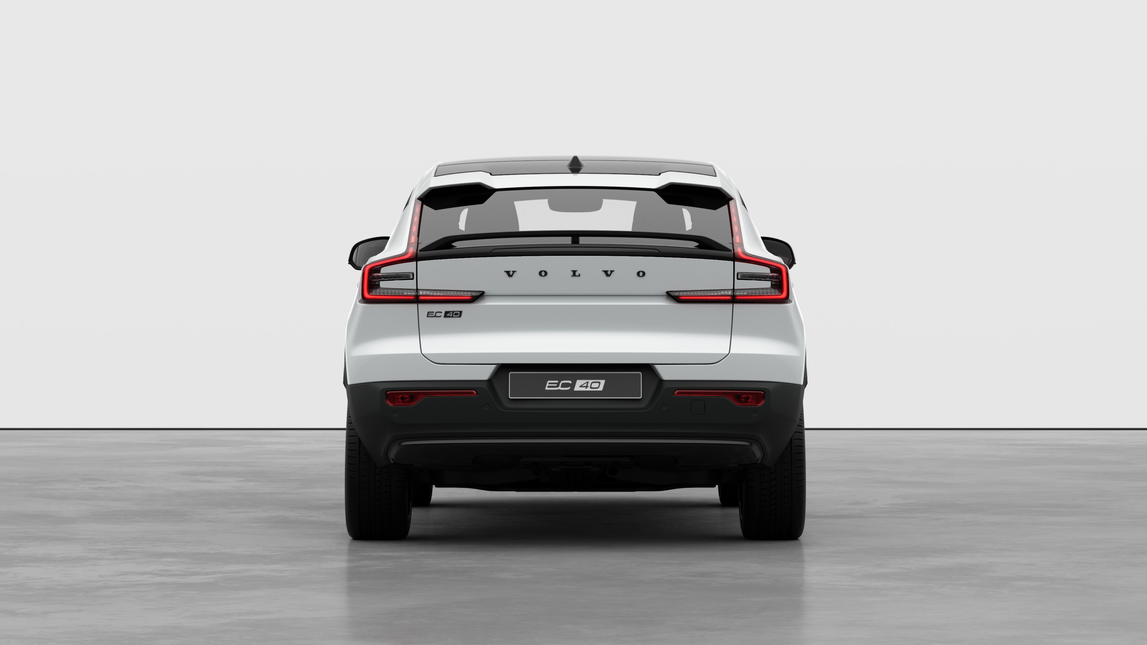 Heckansicht eines Volvo vor einem schlichten Studiohintergrund.