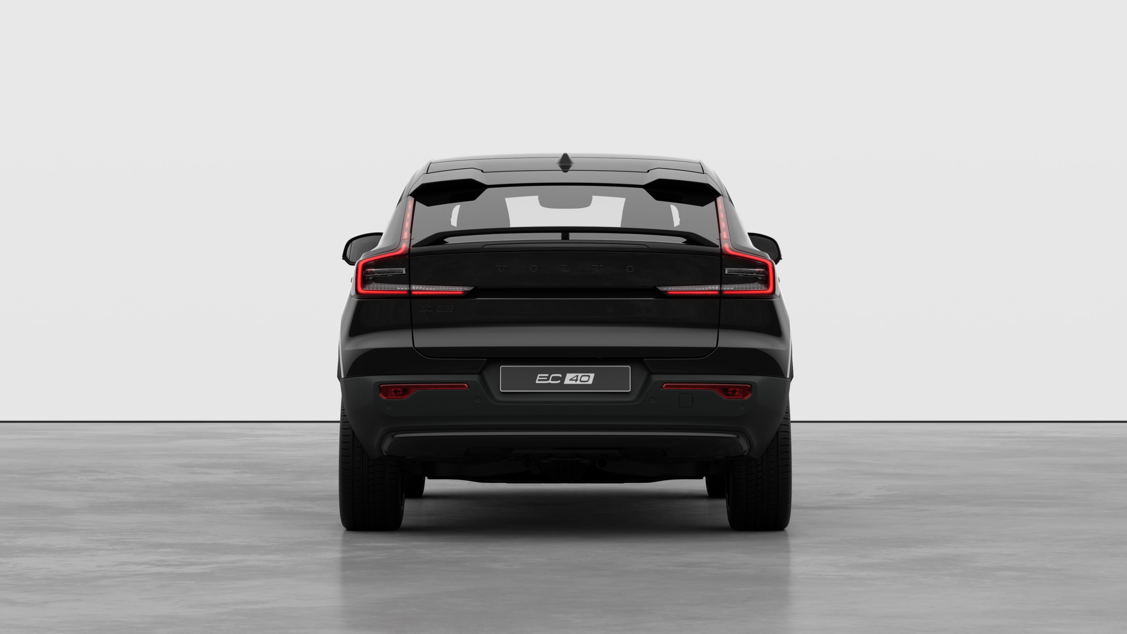 Vista traseira do automóvel Volvo contra um fundo de estúdio simples.