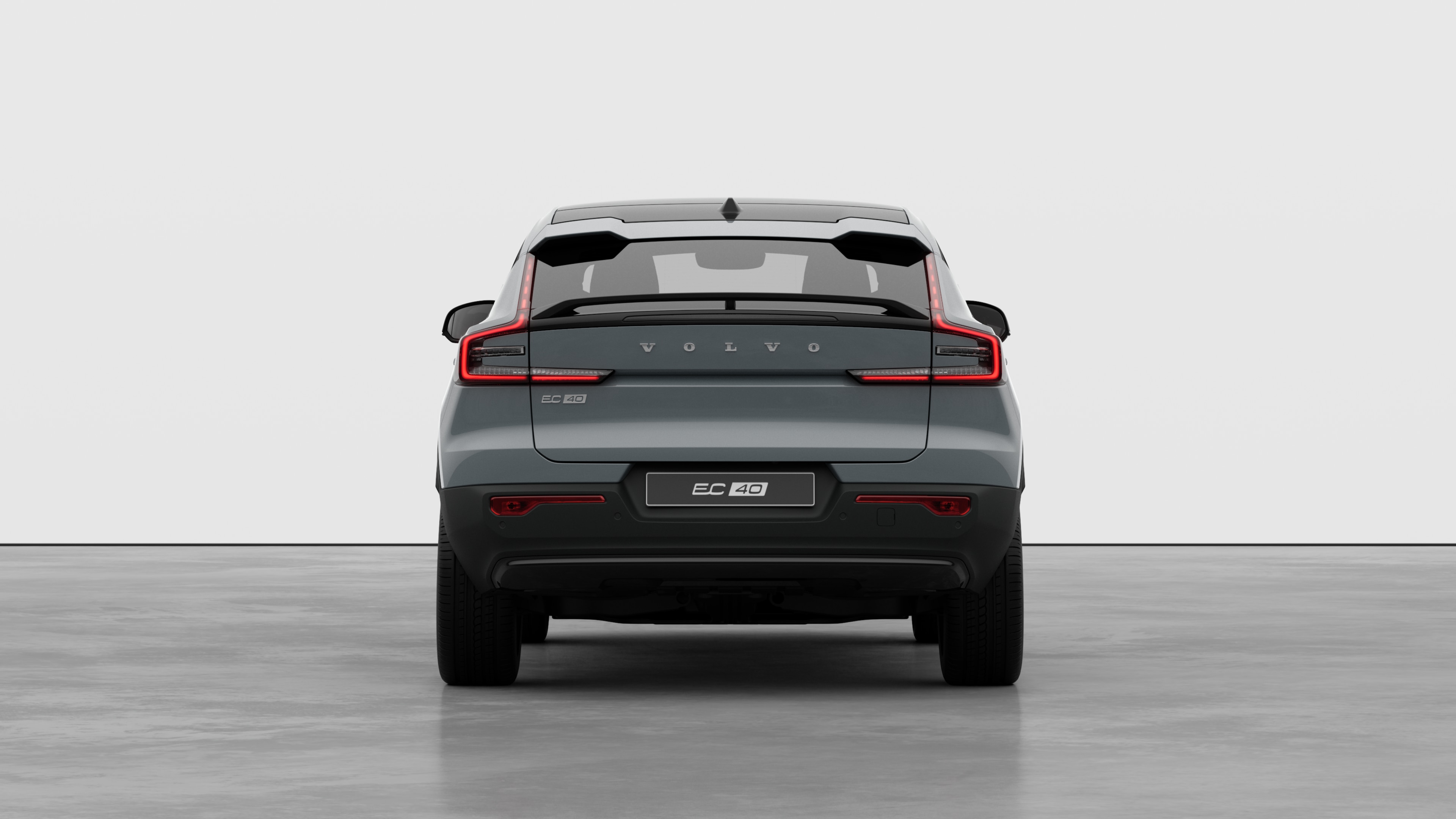 Vue arrière d’une Volvo sur un fond de studio uni.