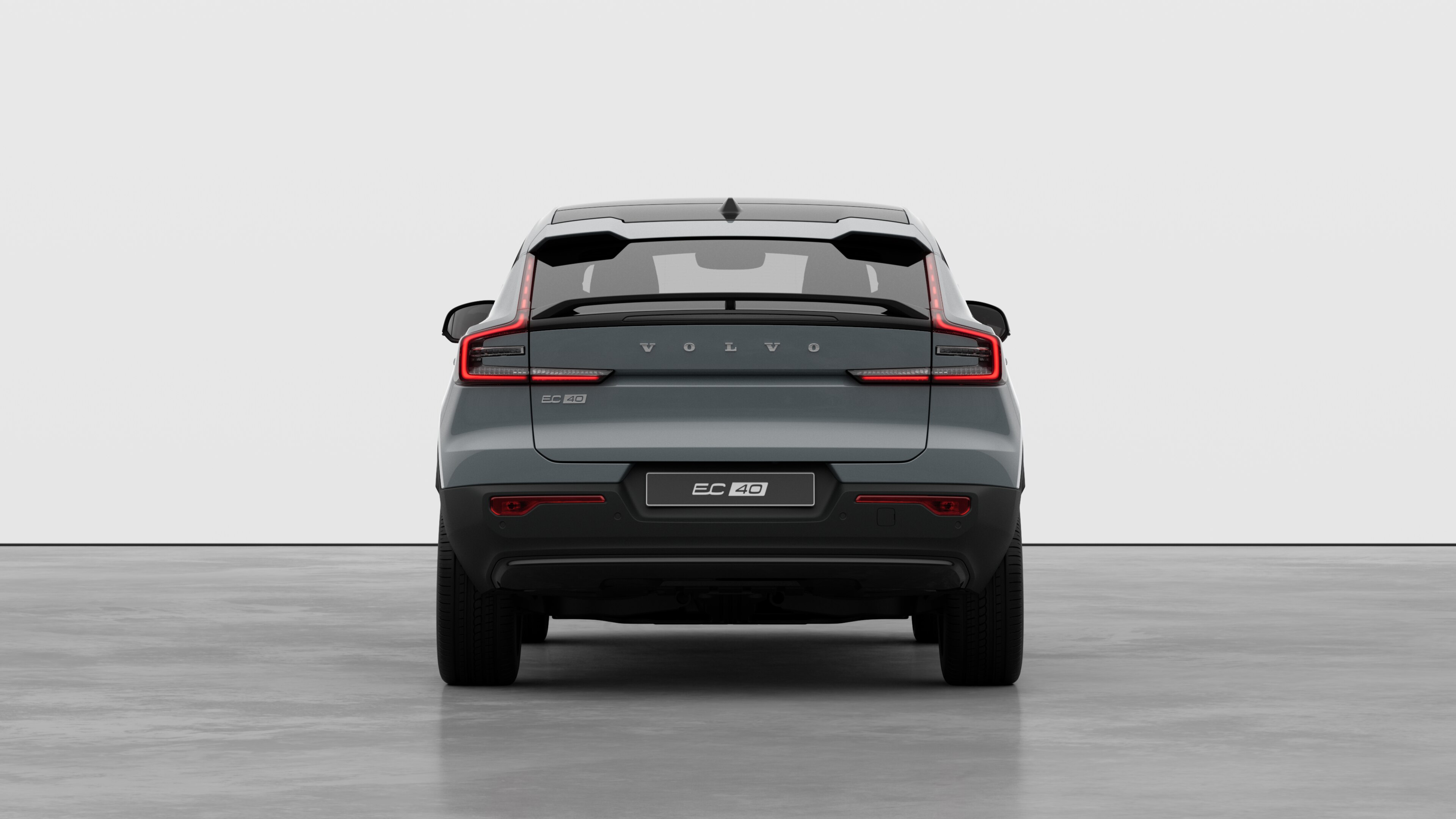 Achteraanzicht van een Volvo tegen een effen studioachtergrond.