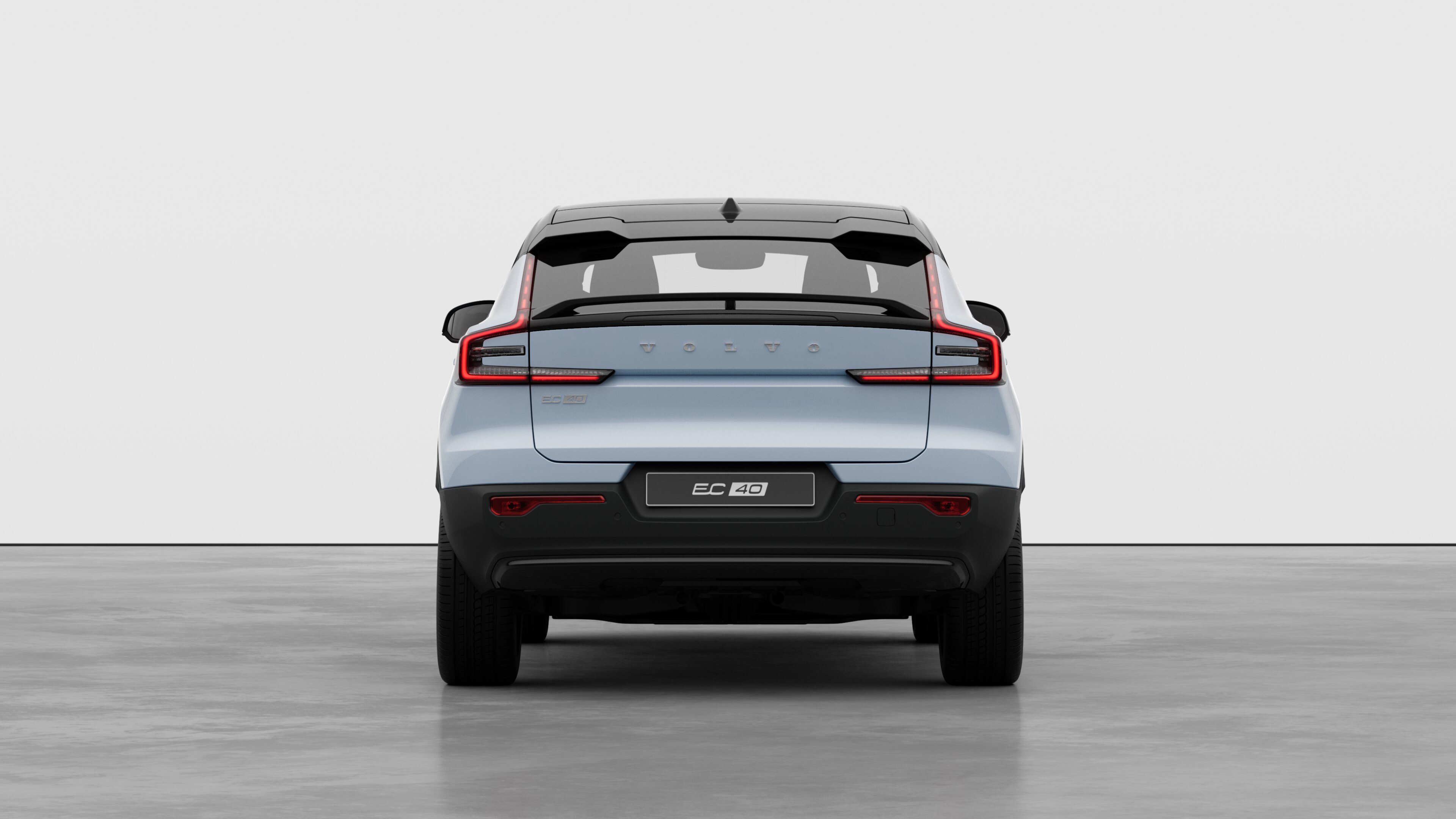 Vue arrière d’une Volvo sur un fond de studio uni.