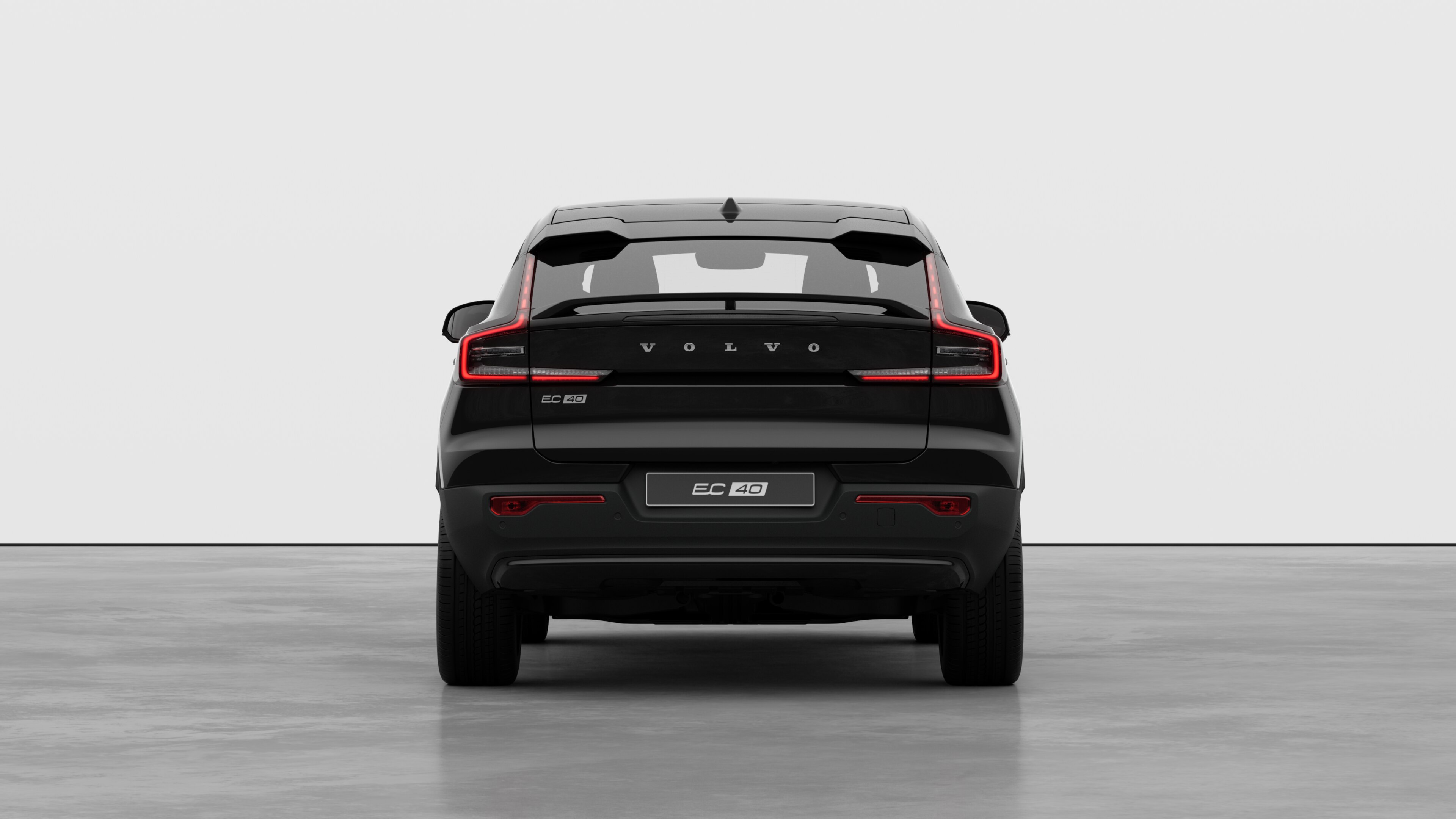 Vista trasera del vehículo Volvo sobre un fondo de estudio liso.