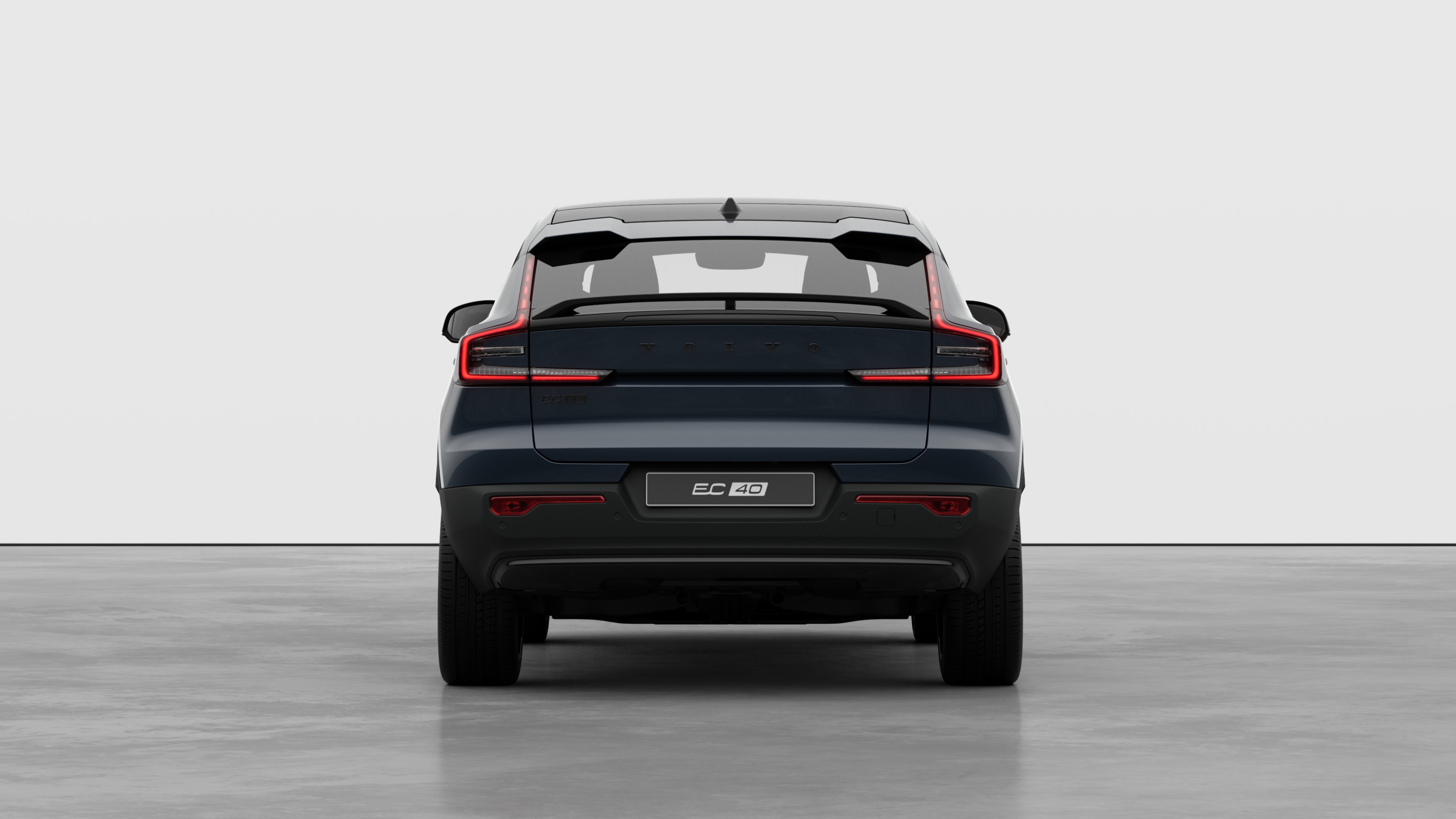 Heckansicht eines Volvo vor einem schlichten Studiohintergrund.