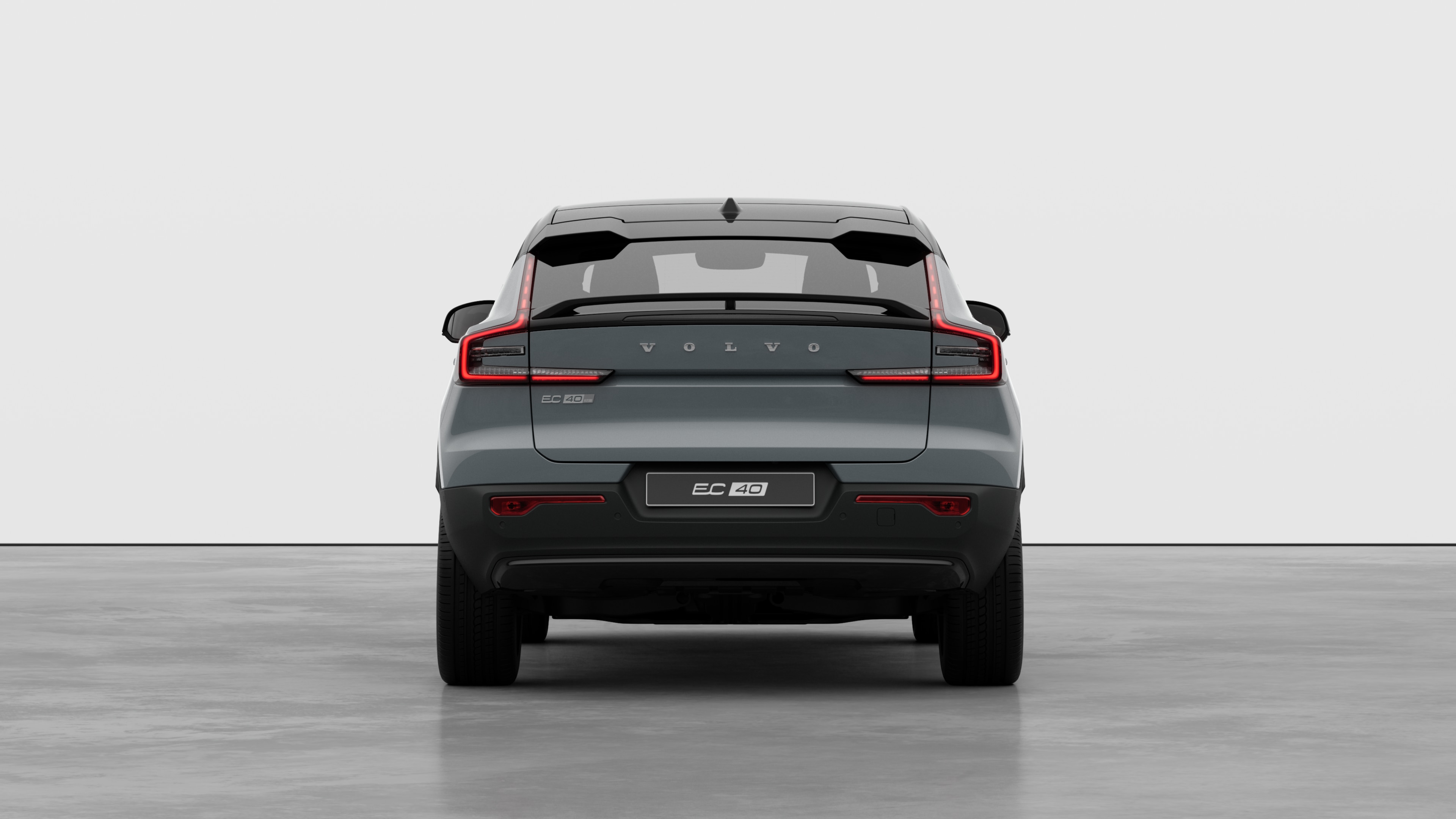 Vue arrière d’une Volvo sur un fond de studio uni.