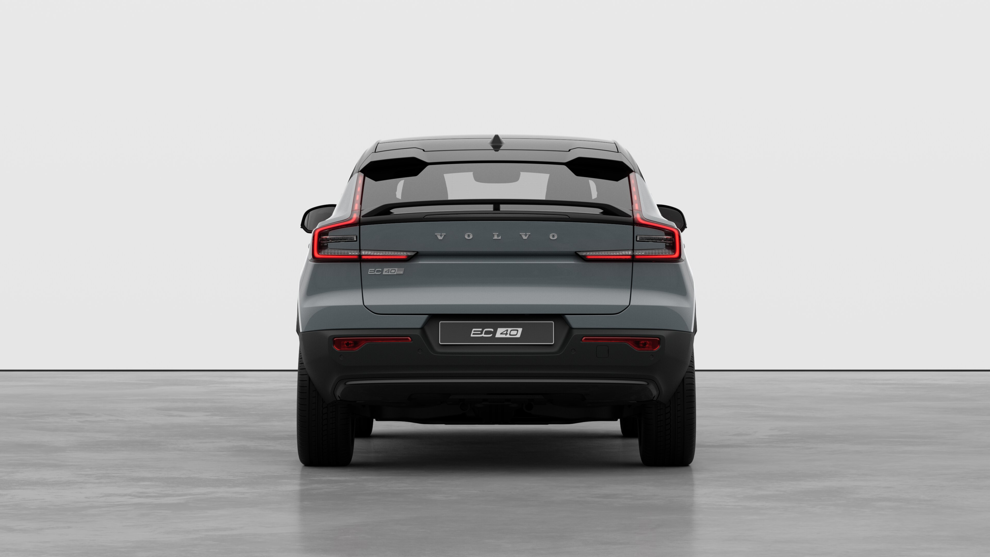 Vue arrière d’une Volvo sur un fond de studio uni.