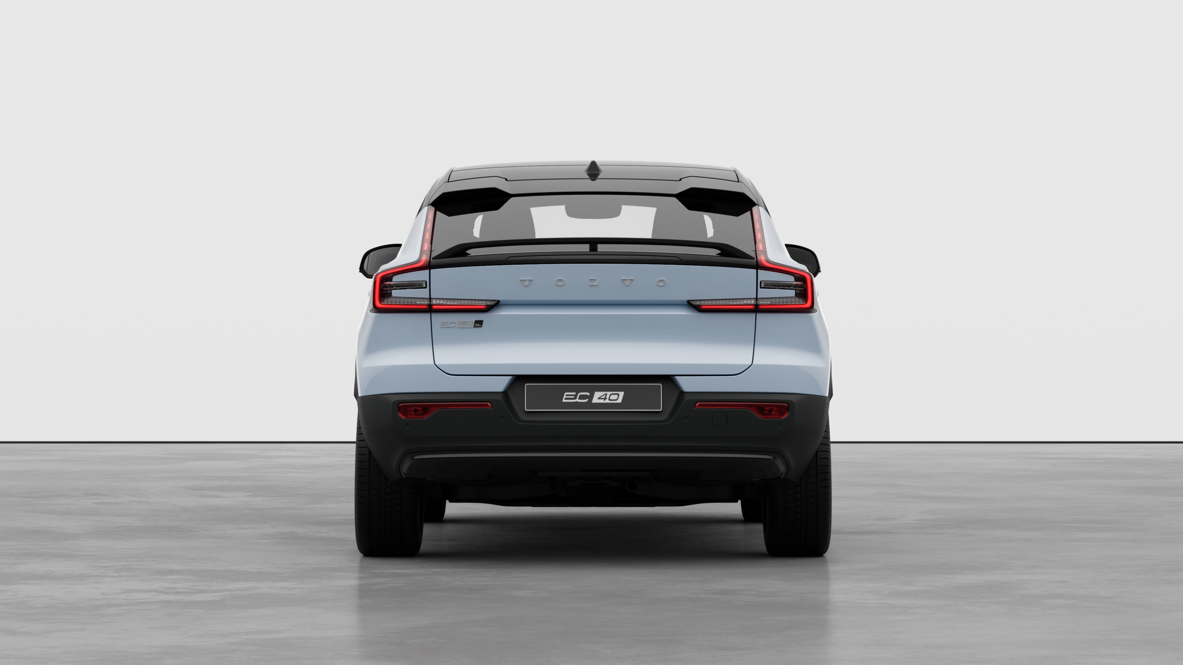 Düz bir stüdyo arka planında Volvo otomobilin arkadan görünümü.