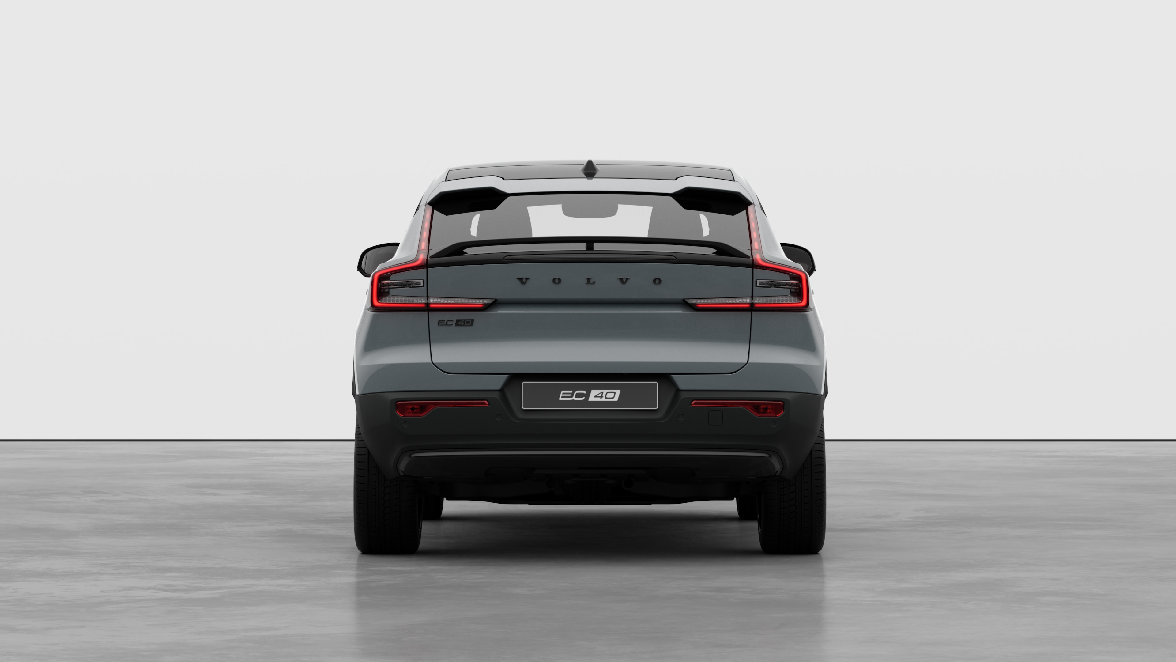 Heckansicht eines Volvo vor einem schlichten Studiohintergrund.