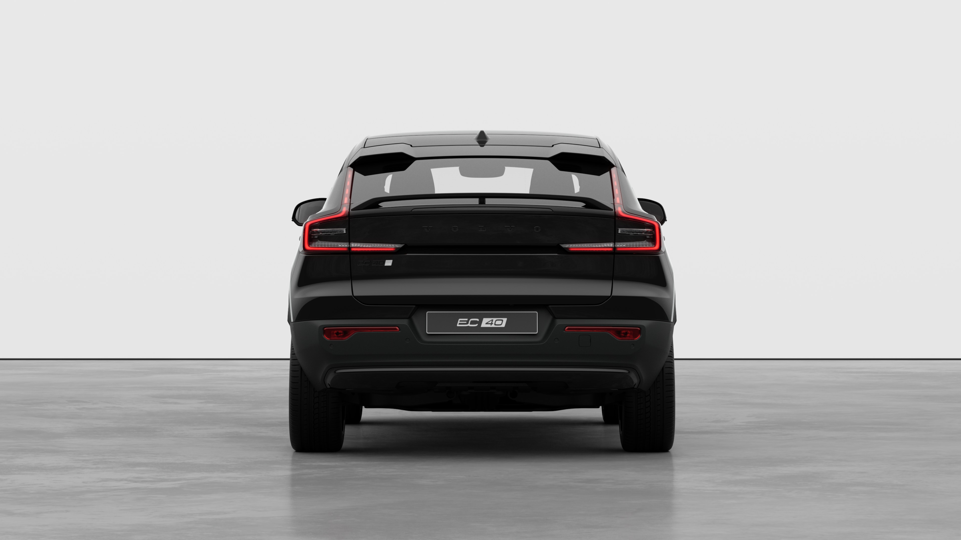 Volvobilens bakifrån mot en enkel studiobakgrund.