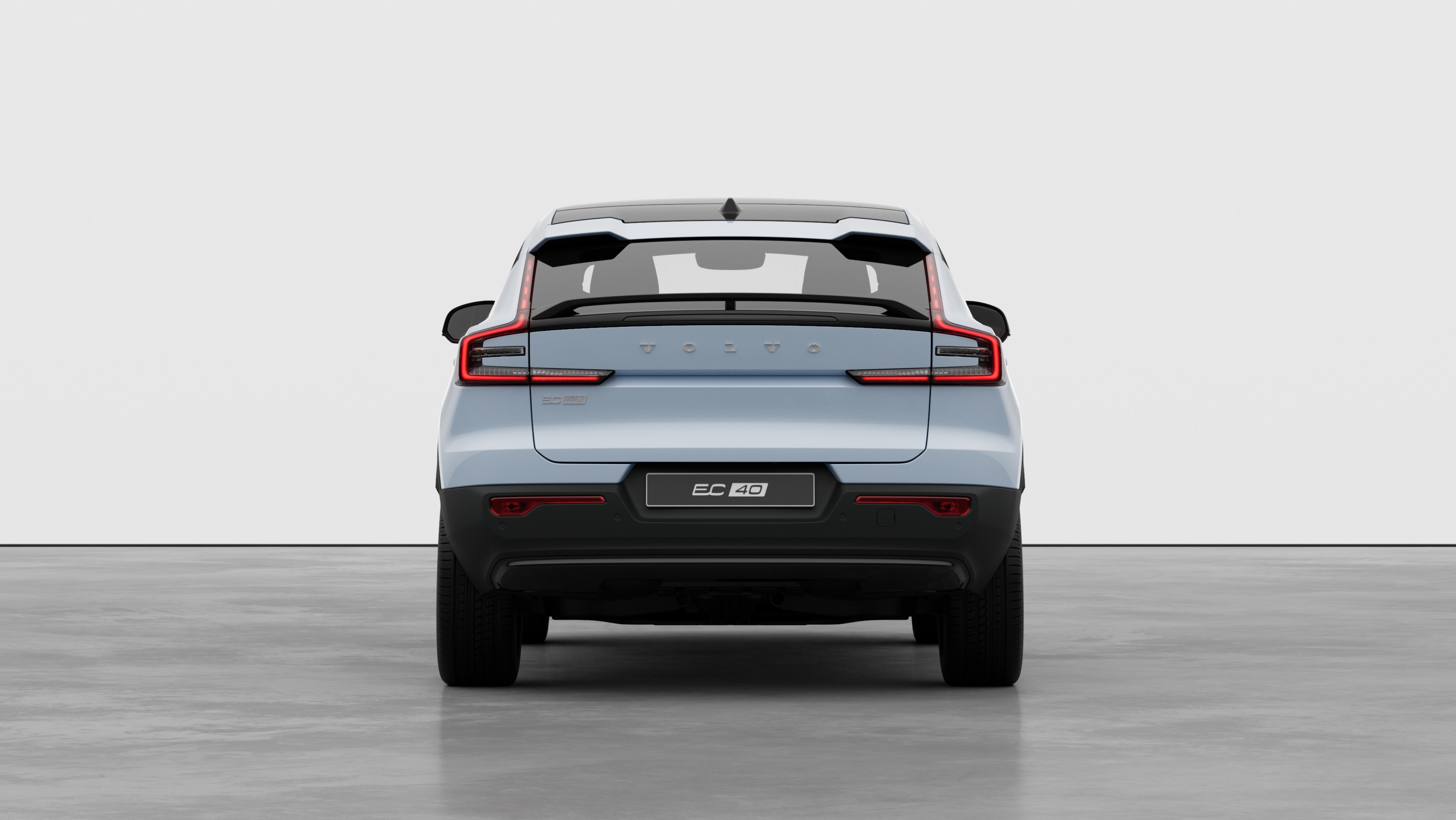 Vista traseira do automóvel Volvo contra um fundo de estúdio simples.