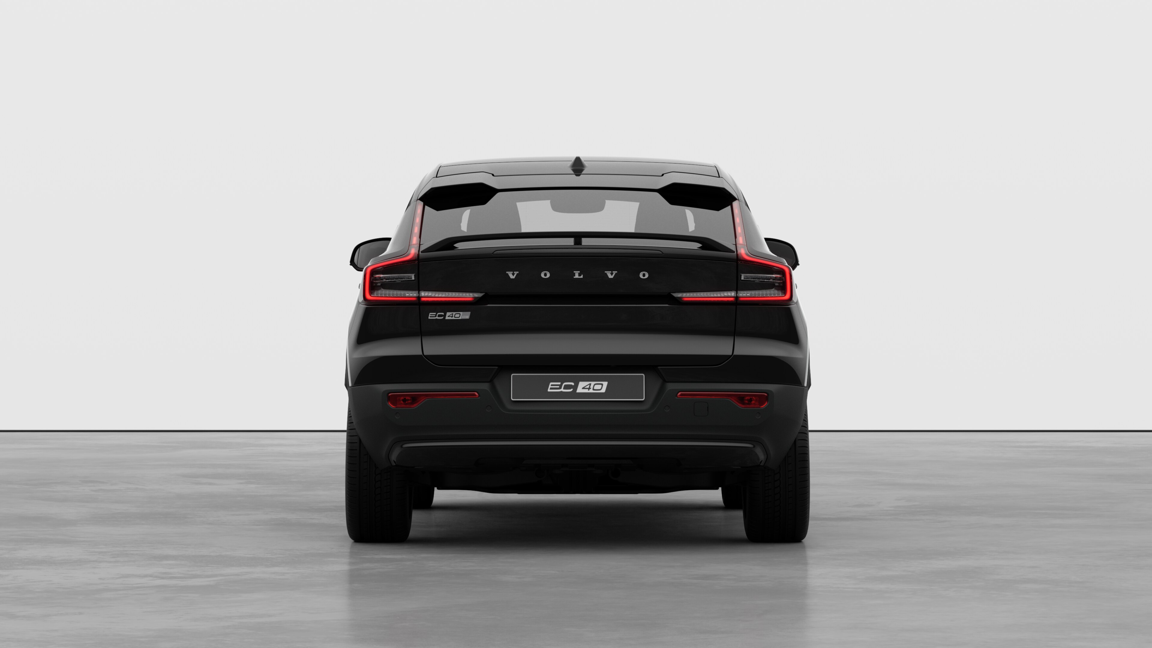 Vista trasera del vehículo Volvo sobre un fondo de estudio liso.