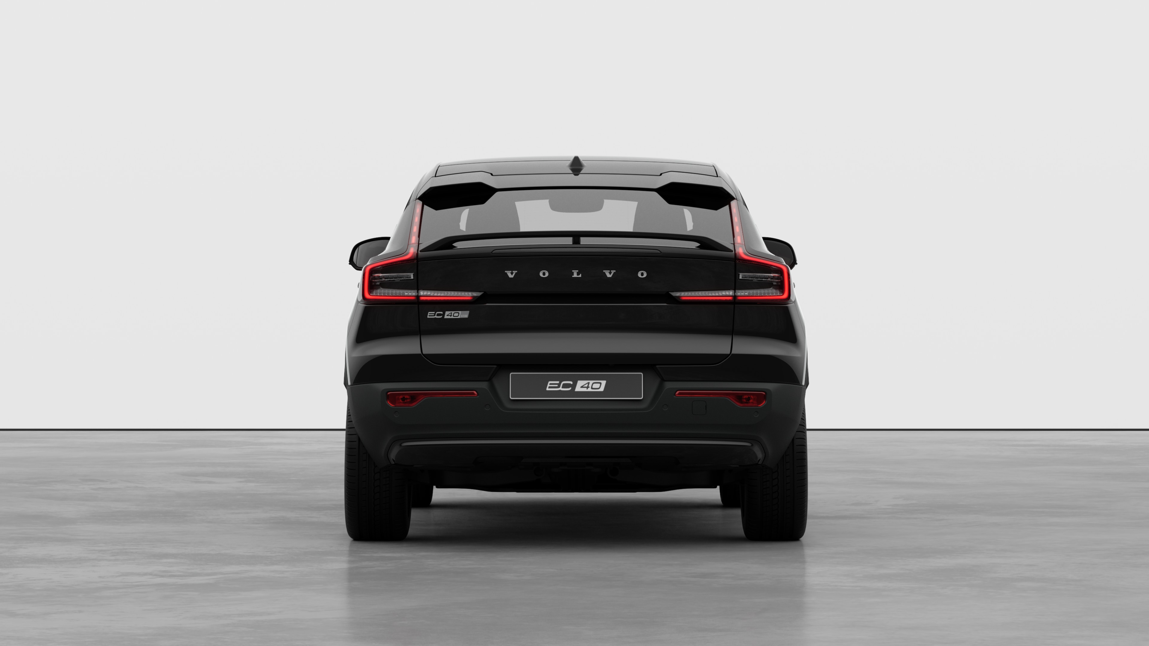 Vista trasera del vehículo Volvo sobre un fondo de estudio liso.